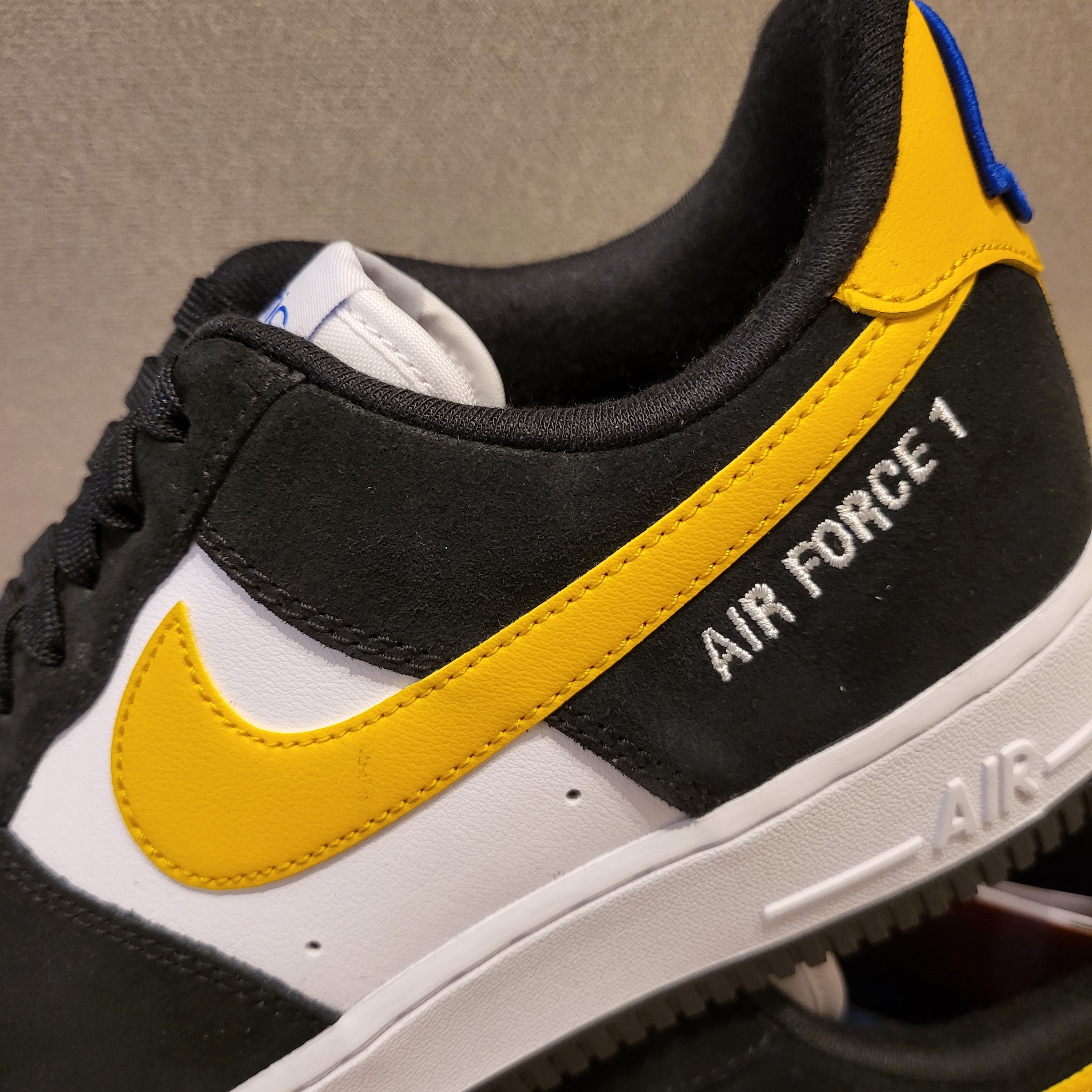 Nike Air Force 1 '07 LV8 Athletic Club Black Dark Sulfur 착용 스타일 - 5