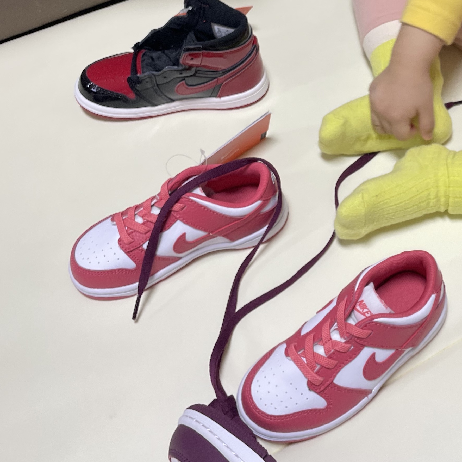 (TD) Nike Dunk Low Archeo Pink, (TD) Jordan 1 Retro High OG Patent Bred 착용 스타일