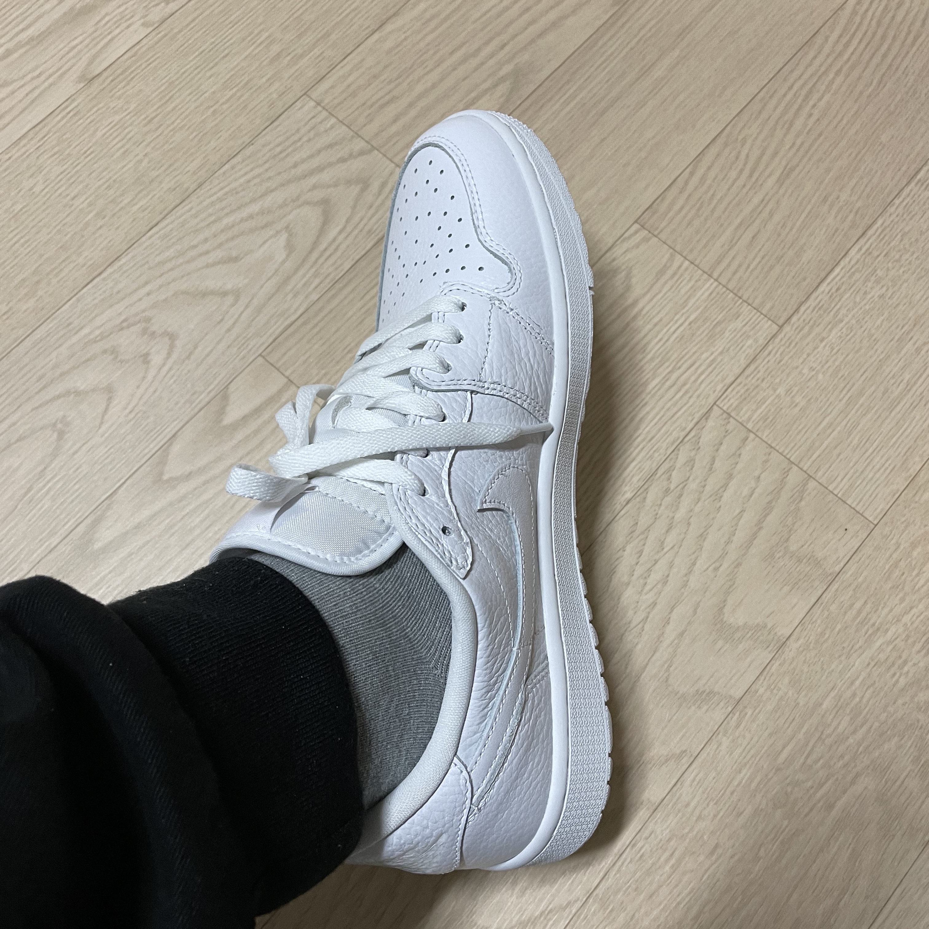 Jordan 1 Low Golf Triple White 착용 스타일 - 4