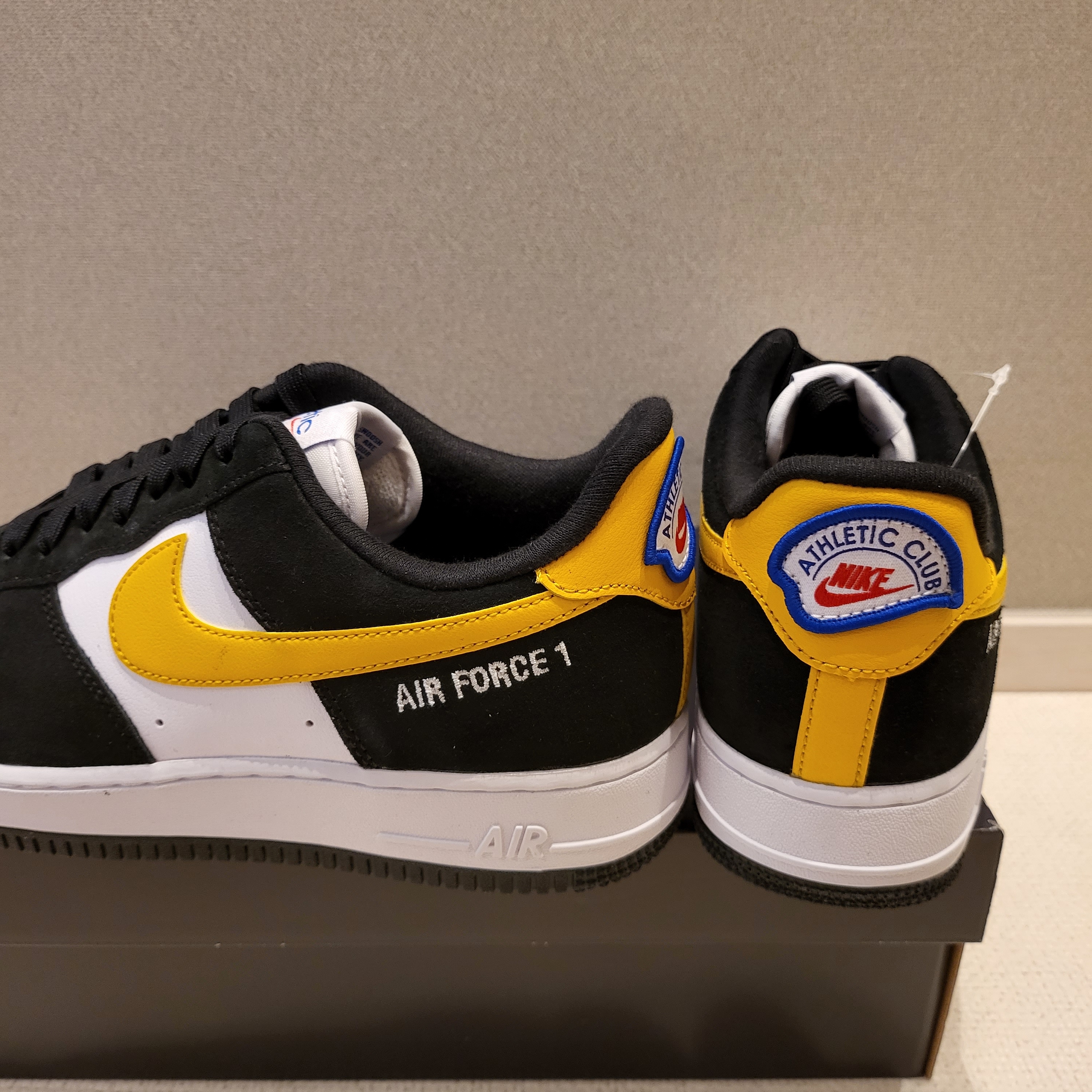 Nike Air Force 1 '07 LV8 Athletic Club Black Dark Sulfur 착용 스타일 - 3