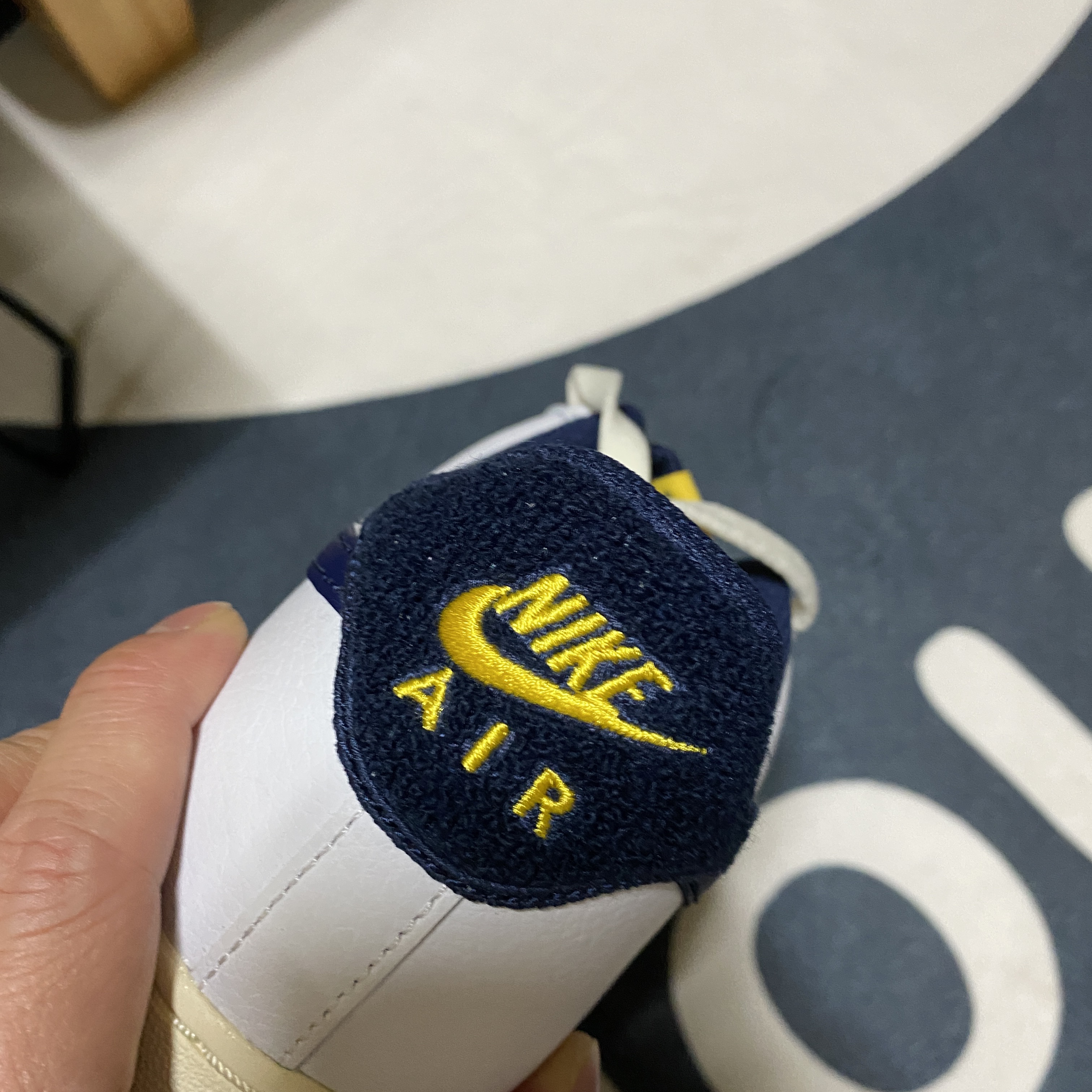 Nike Air Force 1 '07 LV8 Varsity White Midnight Navy 착용 스타일 - 3