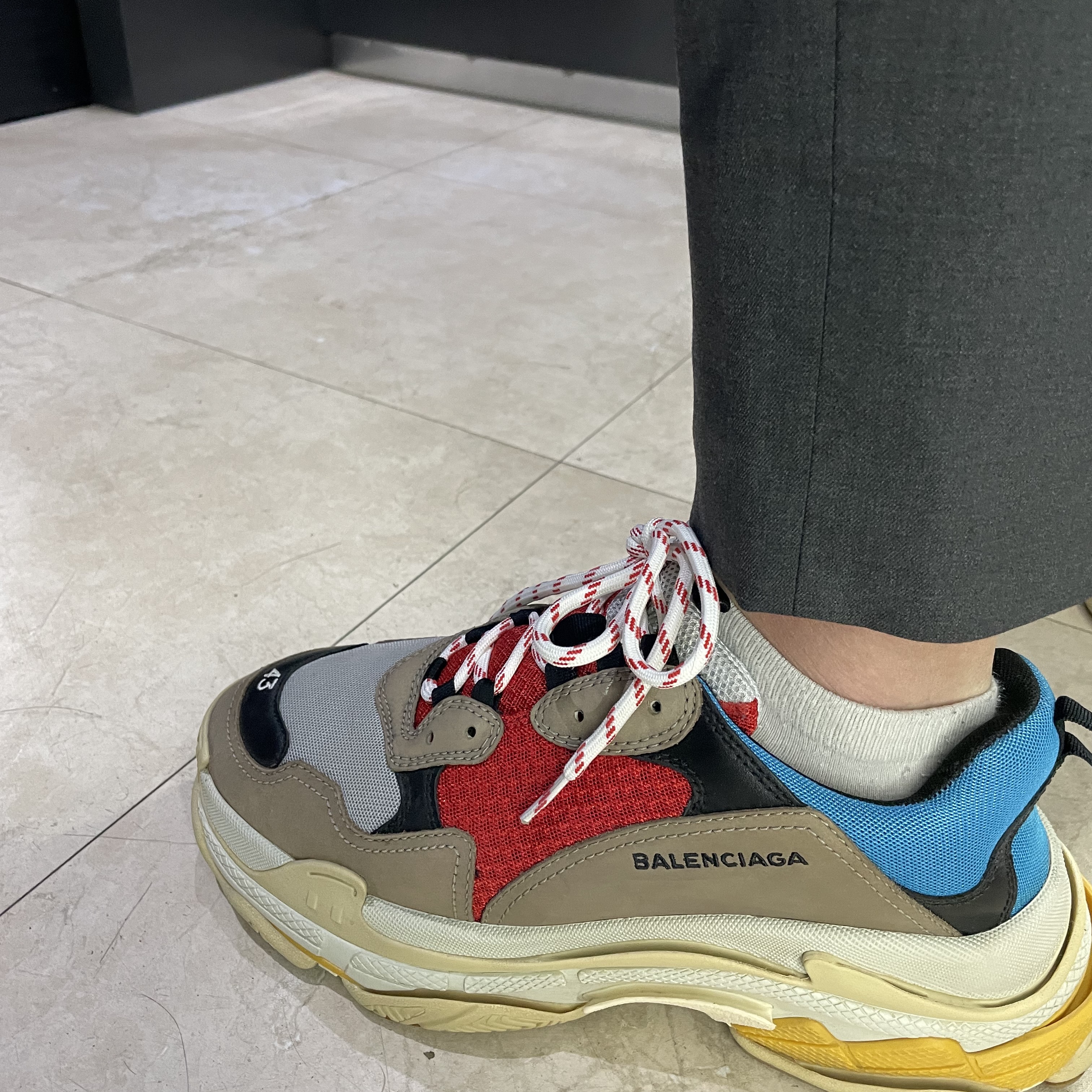 Balenciaga Triple S Grey Red Blue 2018 Reissue 착용 스타일