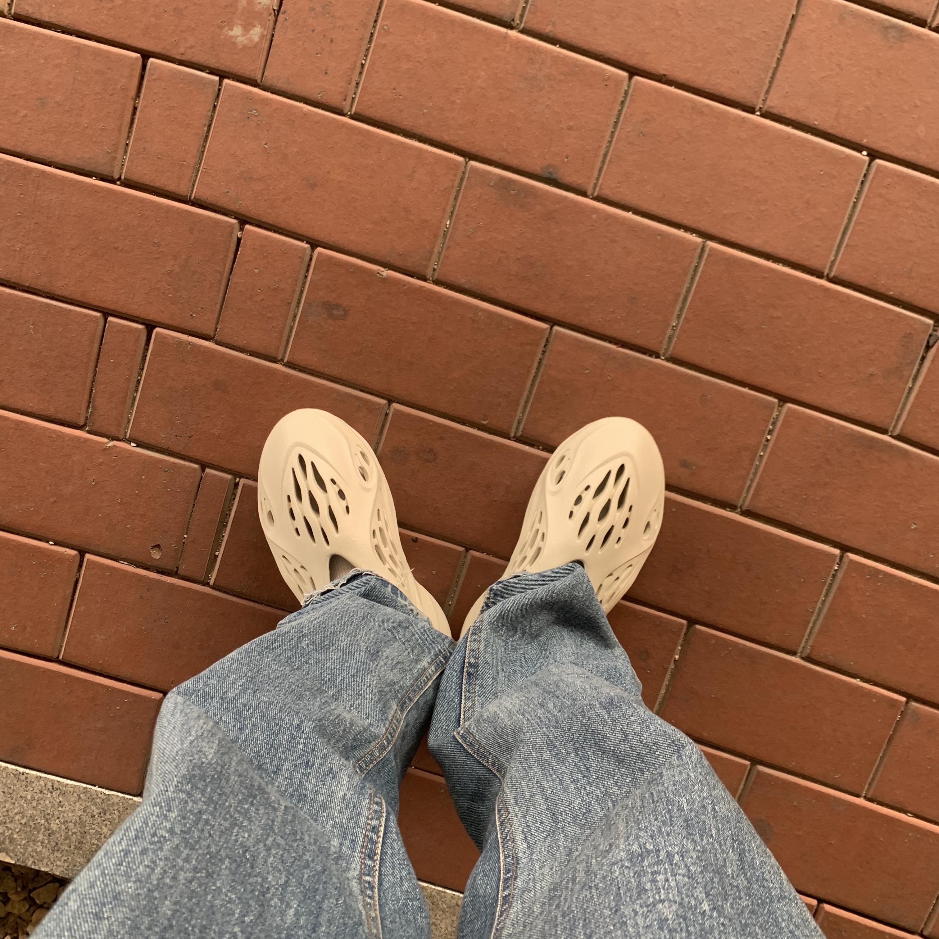 Adidas Yeezy Foam RNNR Sand 착용 스타일 - 2