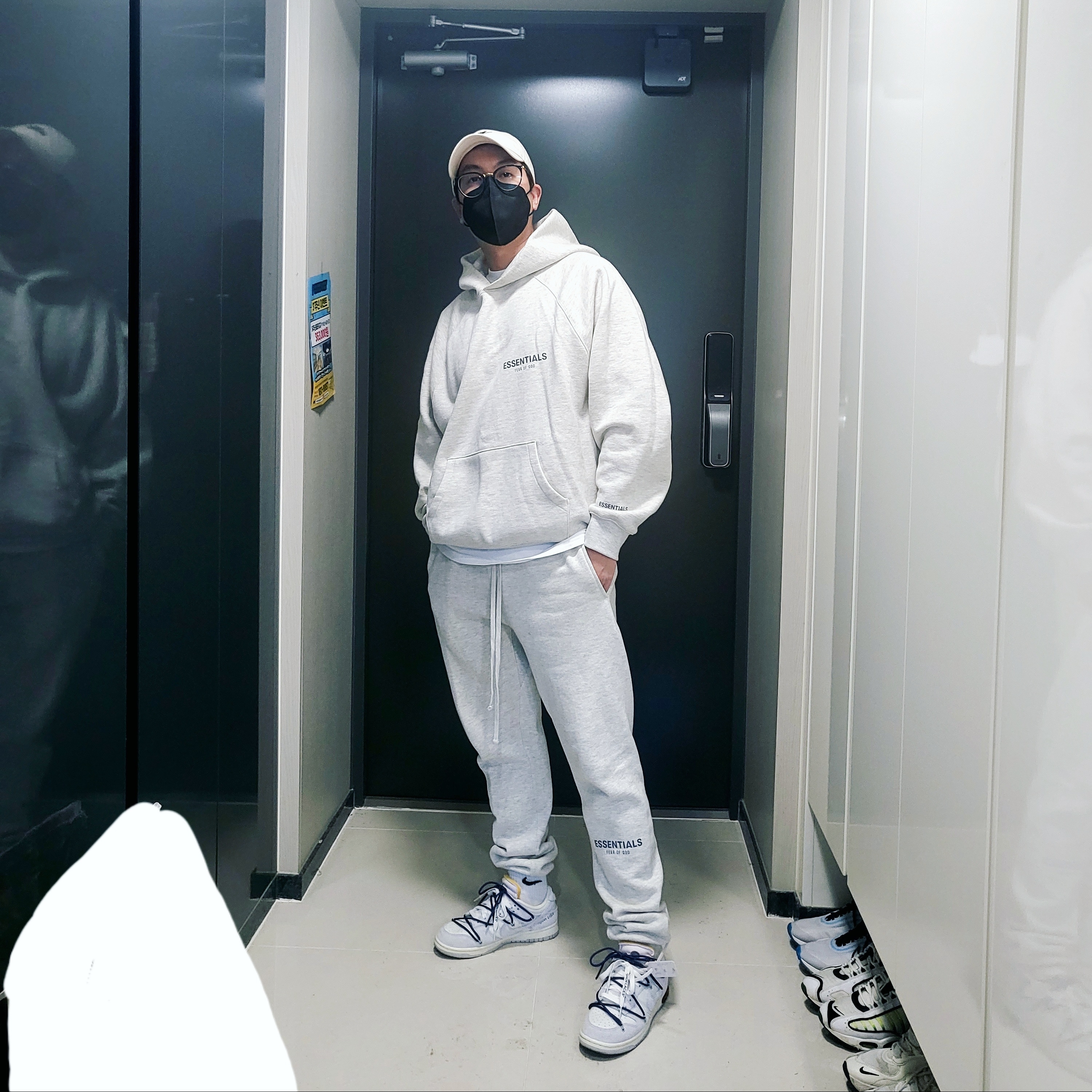 Essentials The Core Collection Pullover Hoodie Oatmeal, Essentials Sweatpants Oatmeal - 21SS 착용 스타일