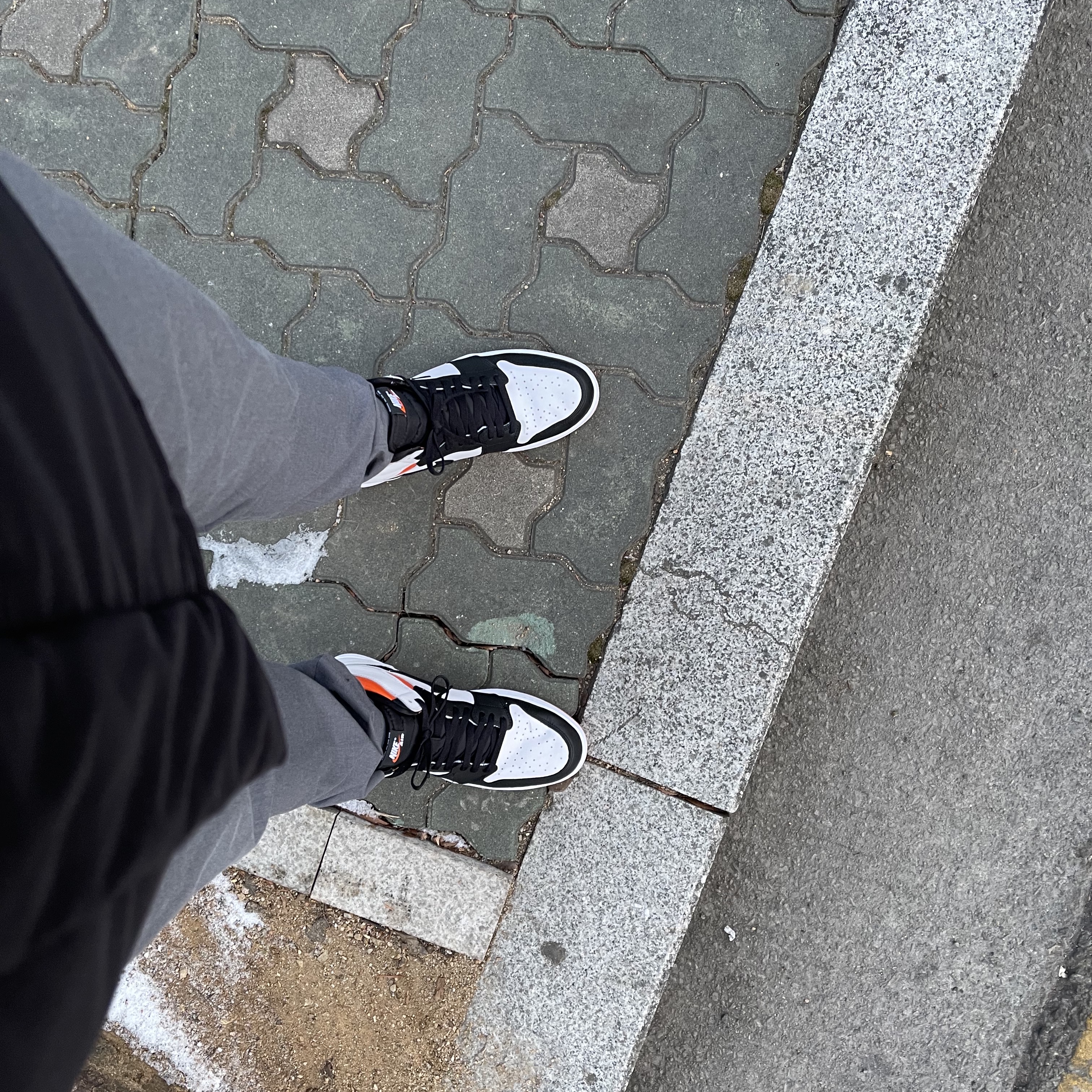 Jordan 1 Retro High OG Electro Orange 착용 스타일 - 2