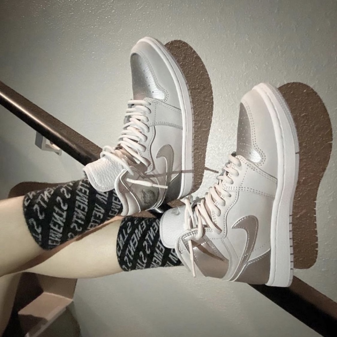 Jordan 1 Retro High OG CO.JP Neutral Grey 착용 스타일 - 1