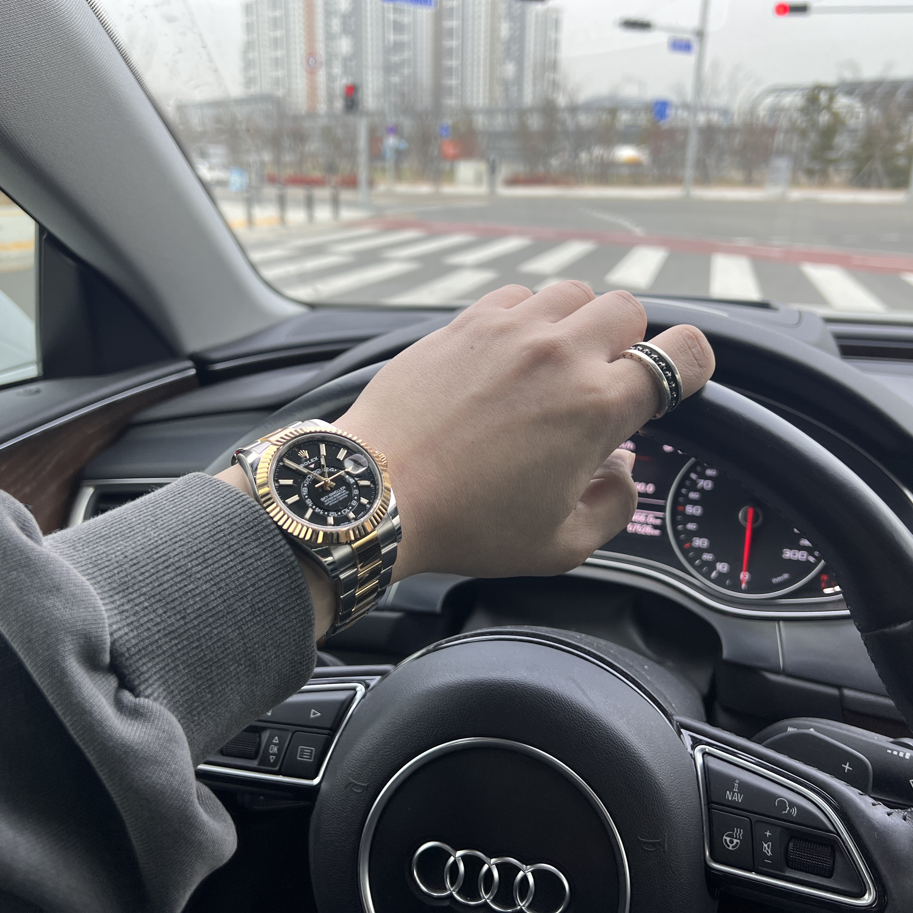 Rolex Sky-Dweller 42mm 326933 Bright Black Oyster 착용 스타일