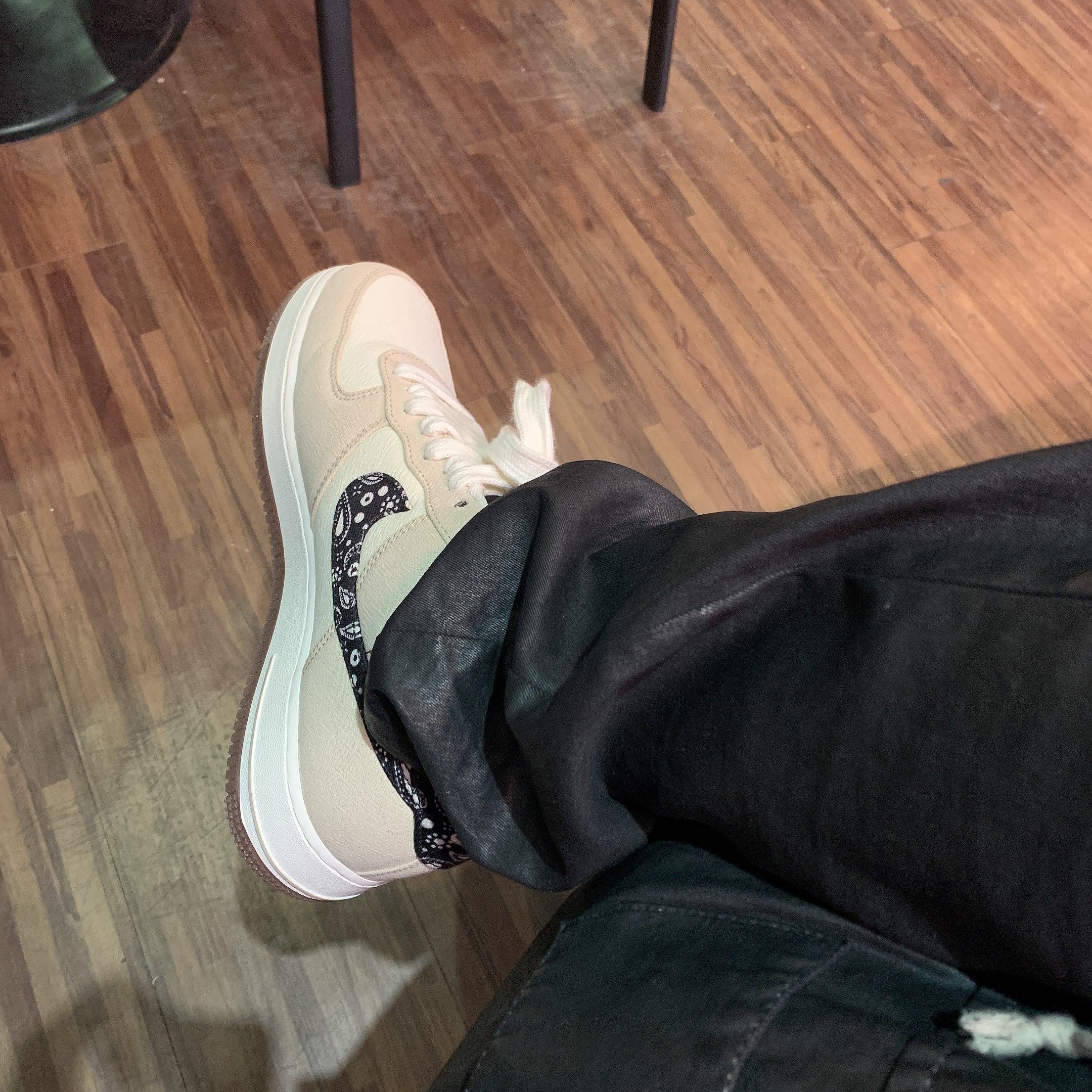 Nike Air Force 1 '07 LV8 Paisley Swoosh 착용 스타일 - 1
