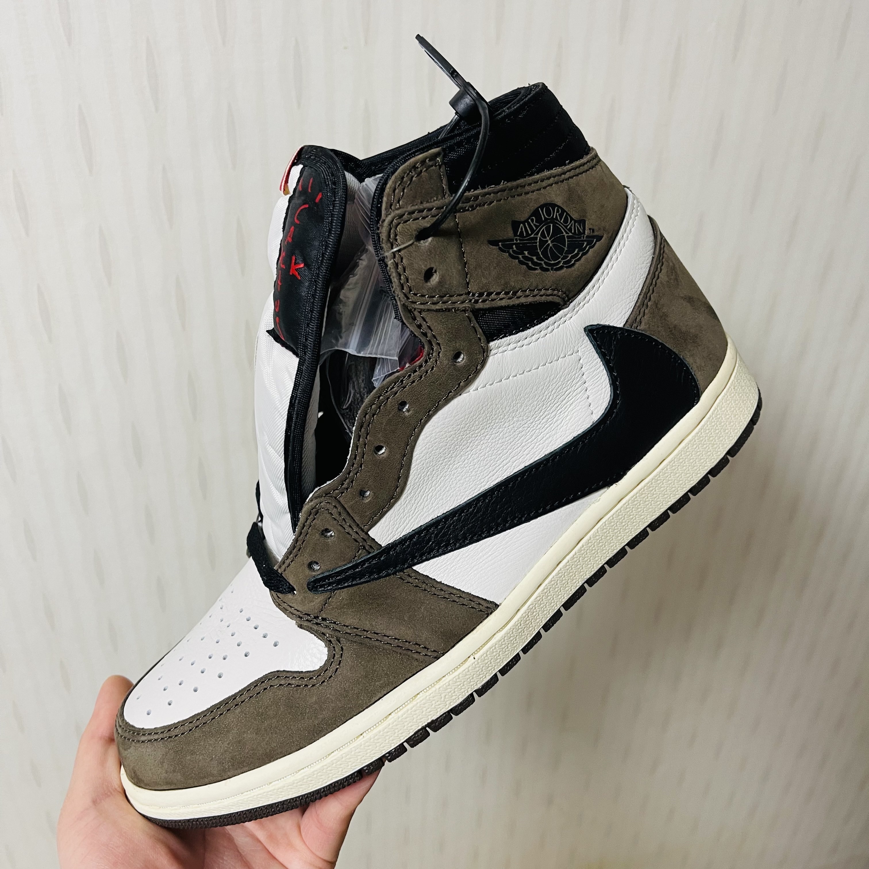 Jordan 1 x Travis Scott Retro High OG SP Mocha, Jordan 1 Retro High OG Black Mocha 착용 스타일 - 3