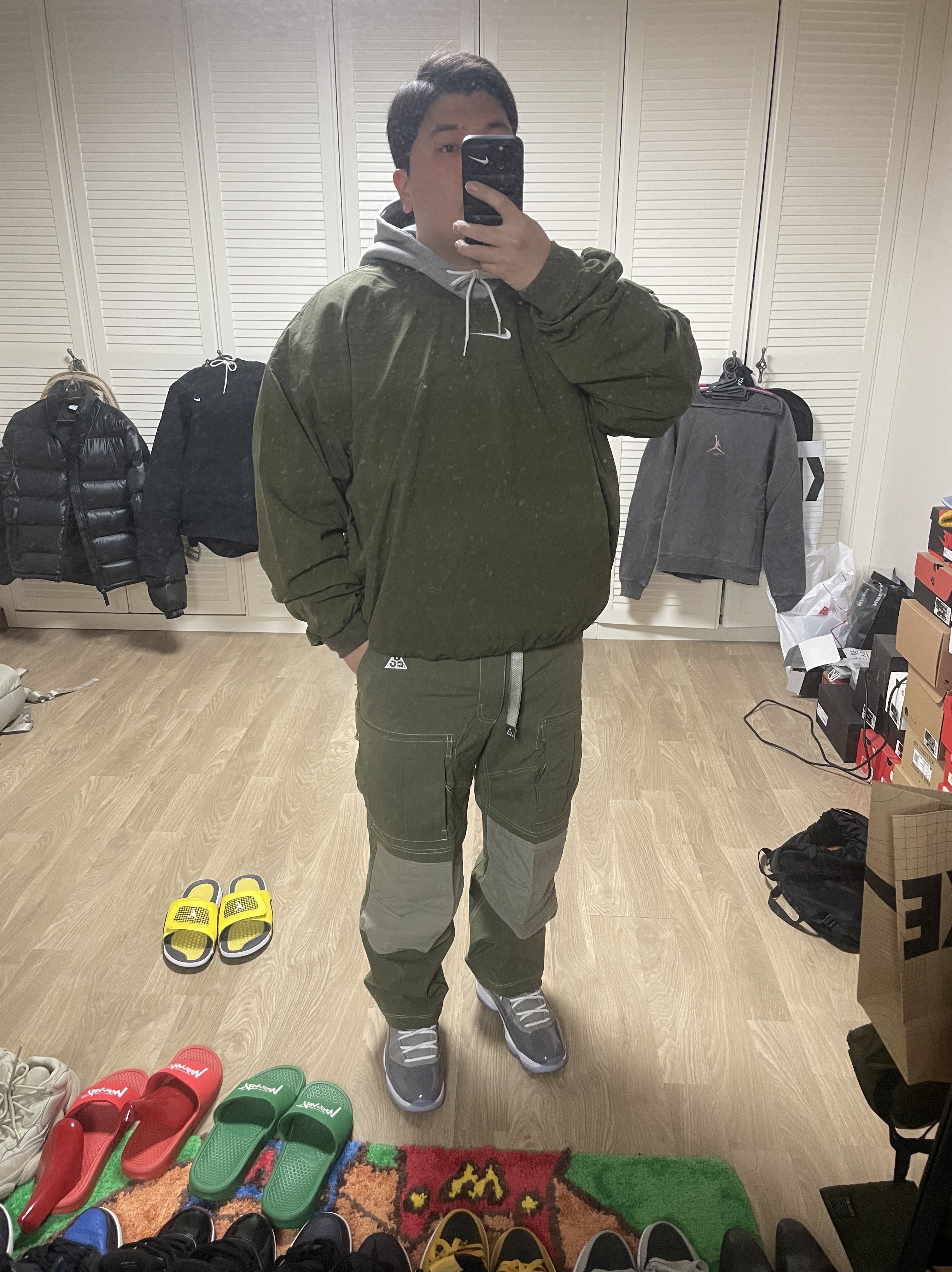 Nike NRG Solo Swoosh Fleece Hoodie Dark Grey Heather - Asia, Nike ACG Smith Summit Cargo Pants Medium Olive - US/EU 착용 스타일 - 1
