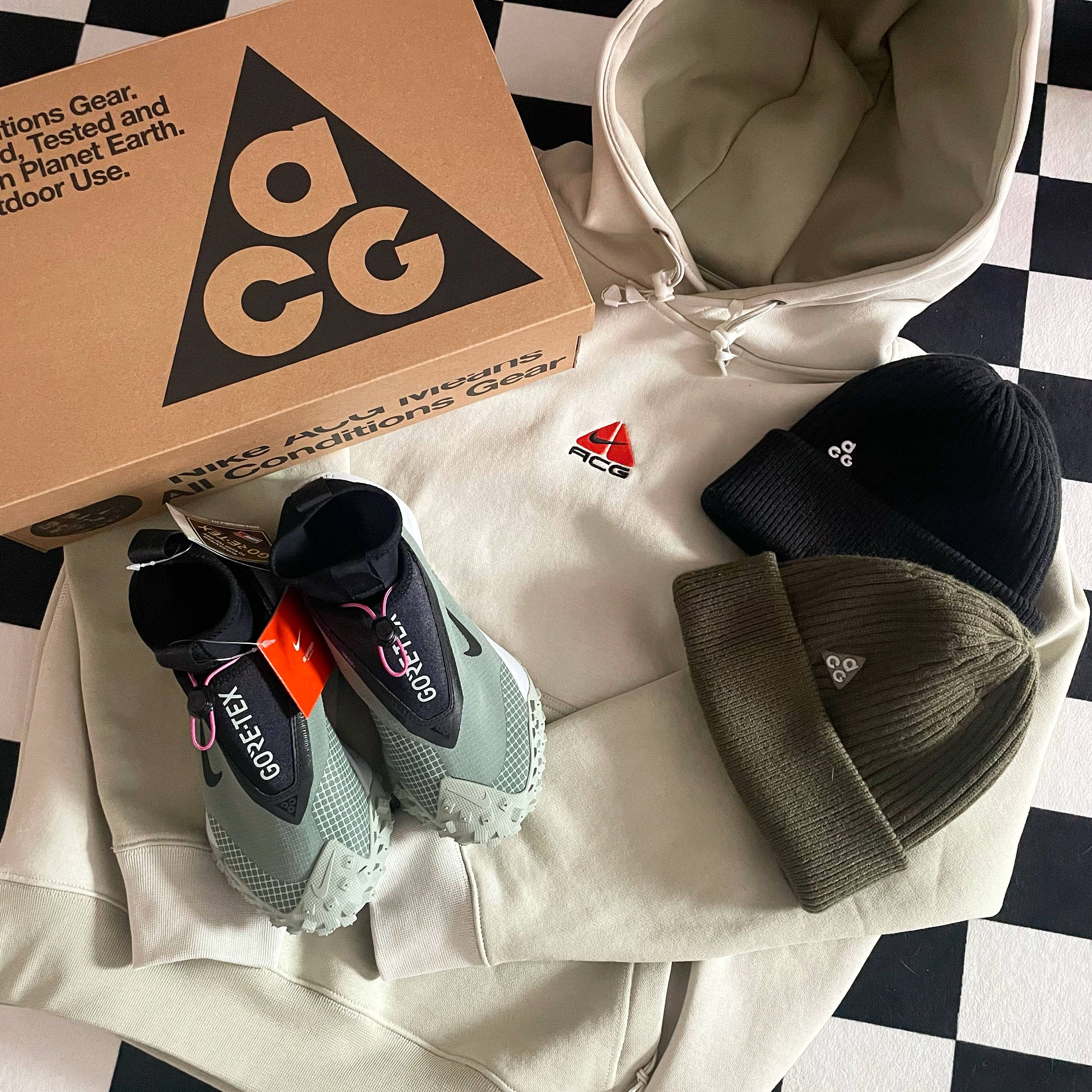 Nike ACG Mountain Fly Gore-Tex Clay Green, Nike NRG ACG Cuffed Beanie Black 착용 스타일