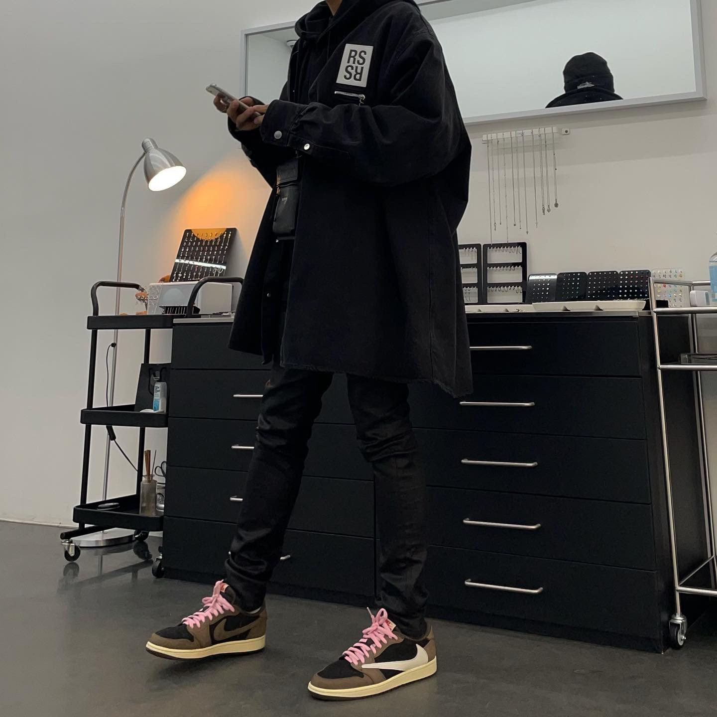 Jordan 1 x Travis Scott Retro High OG SP Mocha, Jordan 1 x Travis Scott Retro Low OG SP Mocha 착용 스타일 - 3