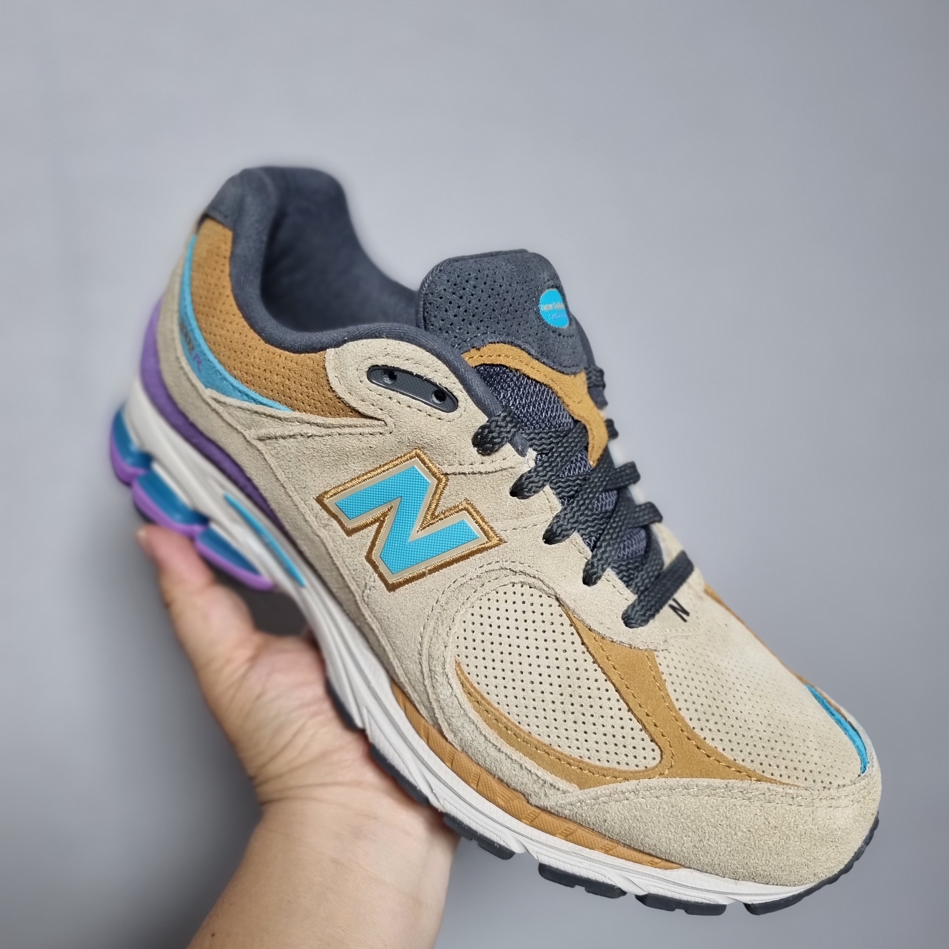 New Balance x J.Crew 2002R Incense 착용 스타일