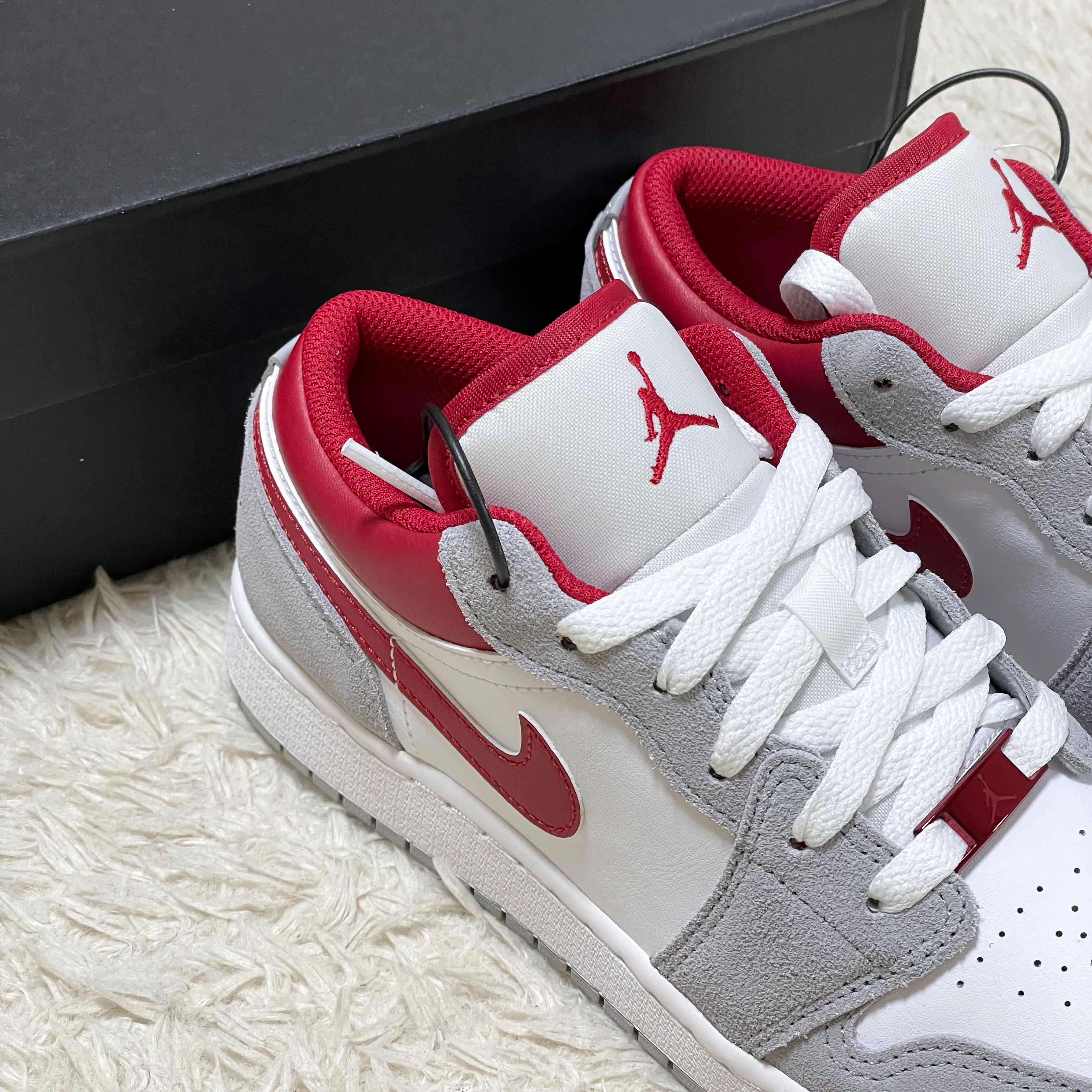 (GS) Jordan 1 Low SE Light Smoke Grey Gym Red 착용 스타일 - 1
