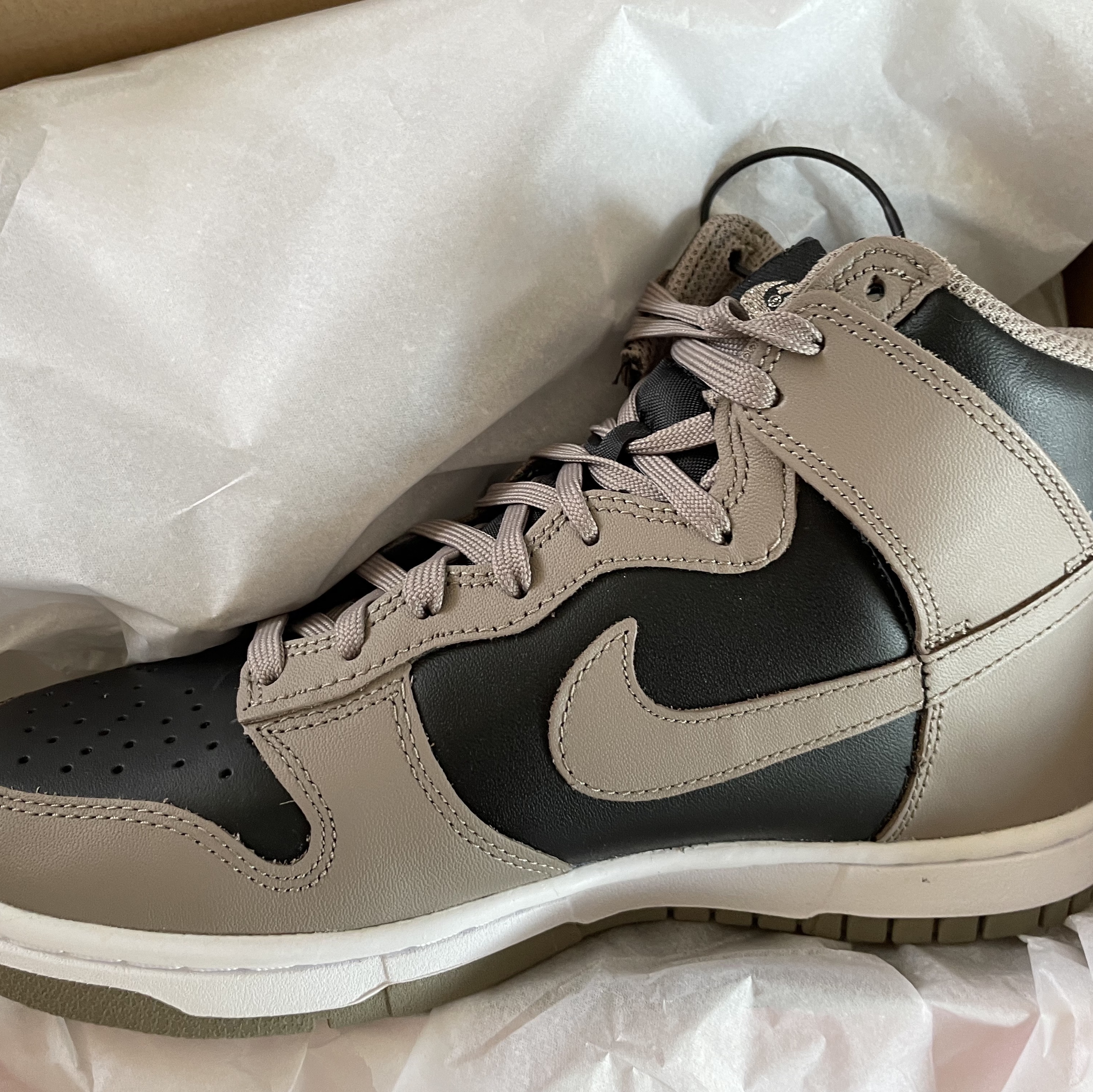 (W) Nike Dunk High Moon Fossil, Jordan 1 Mid Triple White 착용 스타일 - 1