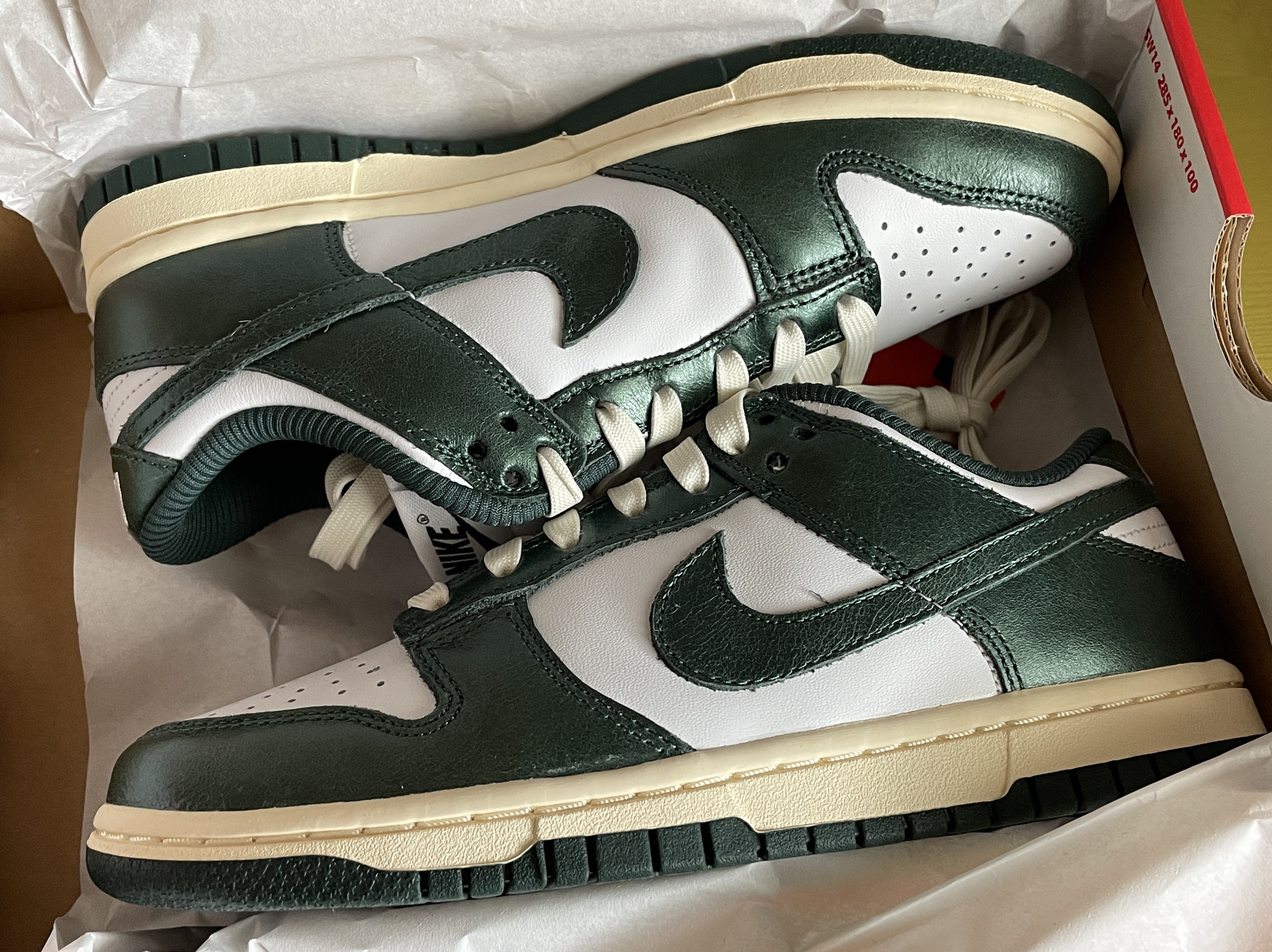 (W) Nike Dunk Low Vintage Green 착용 스타일 - 1
