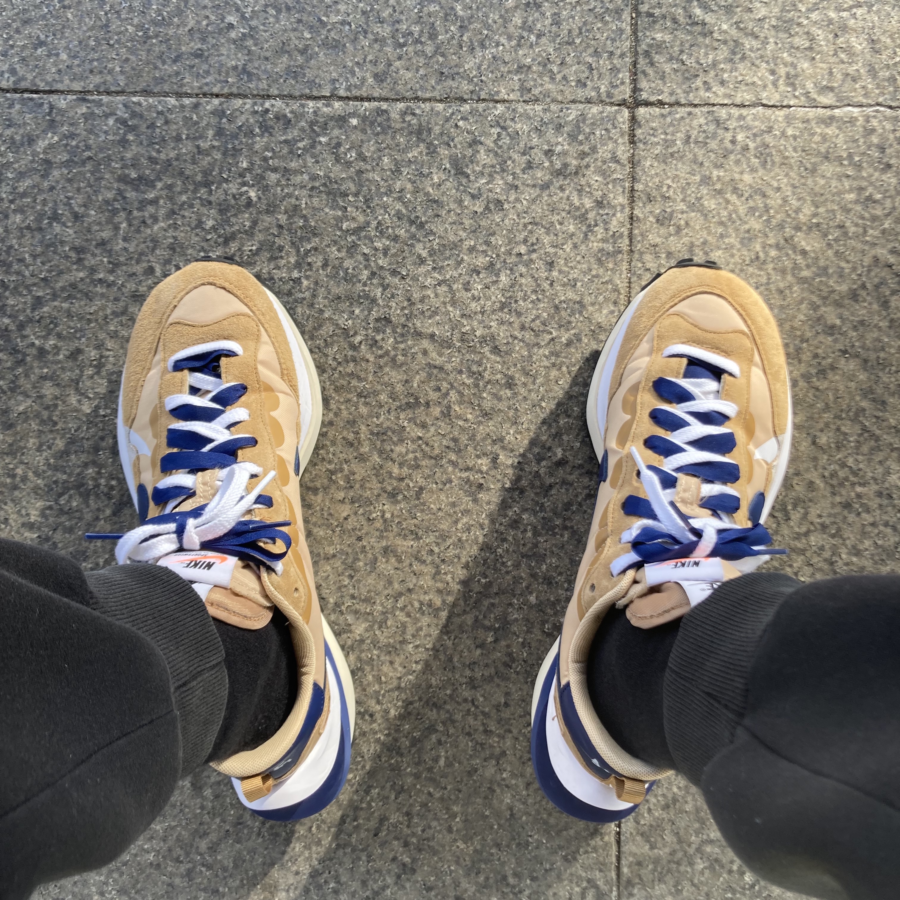Nike x Sacai VaporWaffle Sesame and Blue Void 착용 스타일 - 3