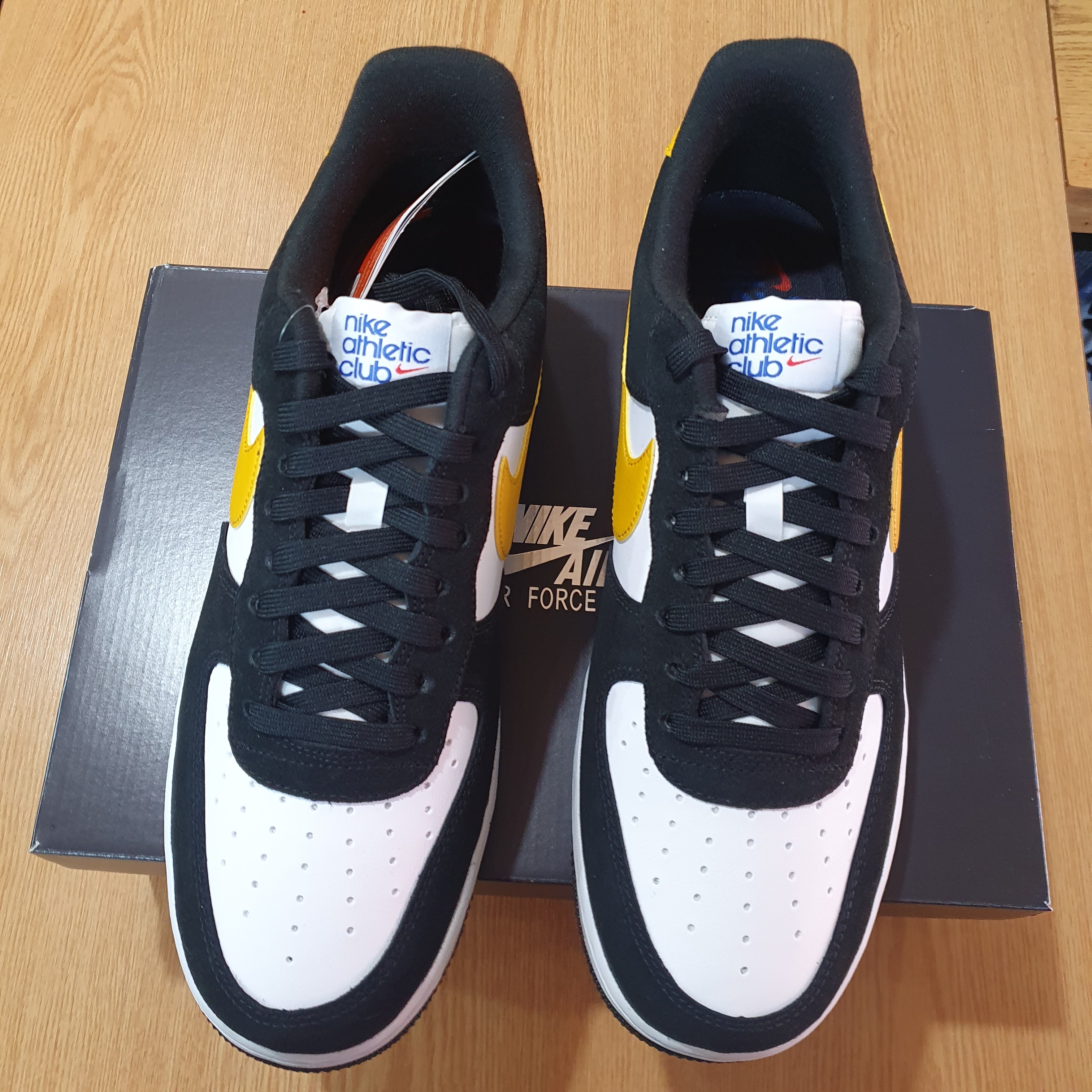 Nike Air Force 1 '07 LV8 Athletic Club Black Dark Sulfur 착용 스타일 - 2