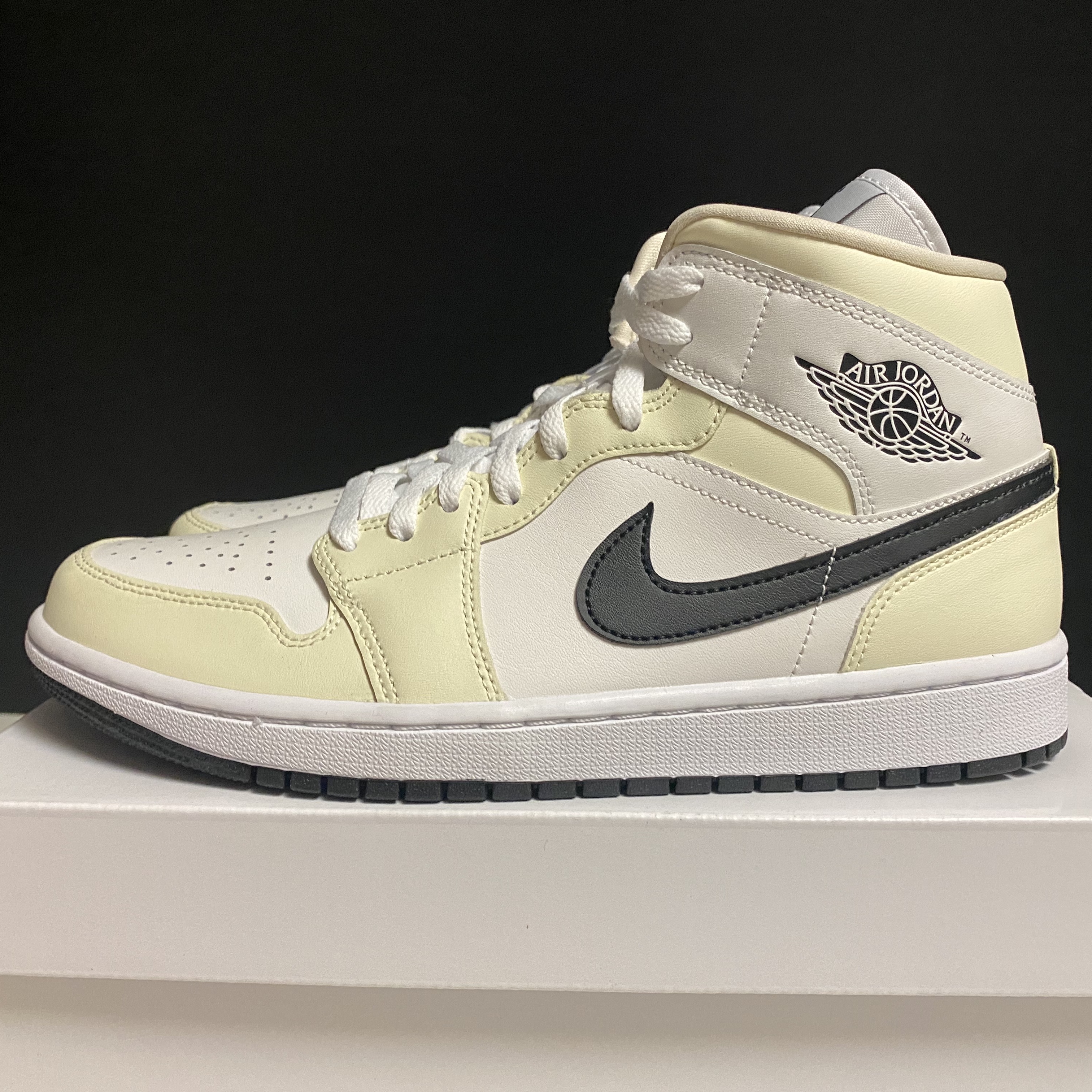 (W) Jordan 1 Mid Coconut Milk 착용 스타일 - 1
