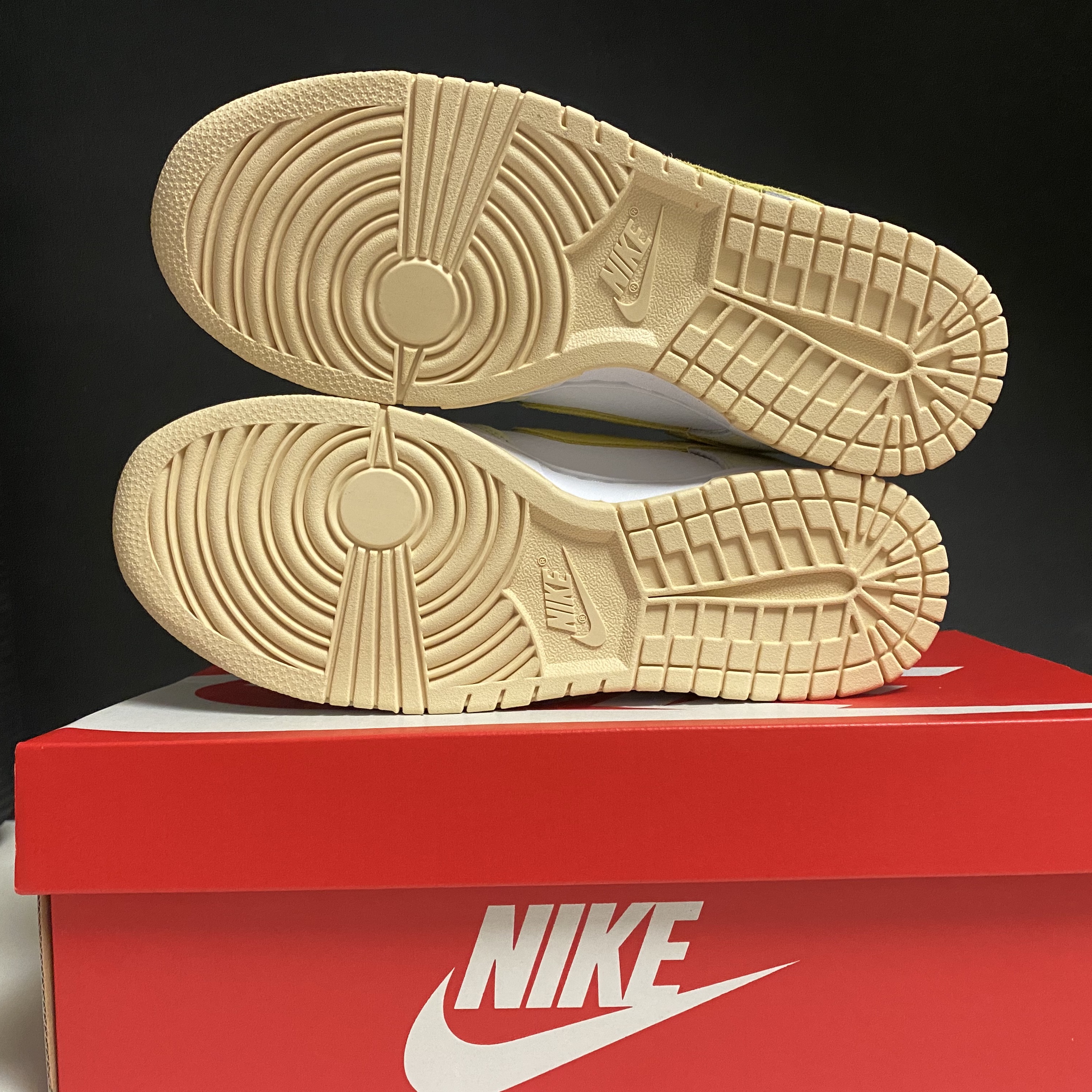(W) Nike Dunk Low Yellow Strike 착용 스타일 - 1