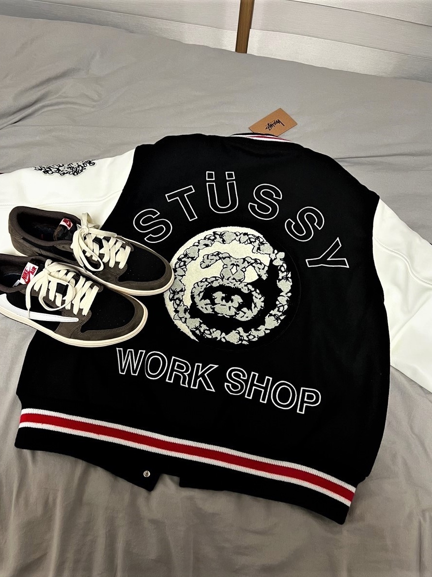 Jordan 1 x Travis Scott Retro Low OG SP Mocha, Stussy x Our Legacy x Denim Tears TTL Varsity Jacket Black 착용 스타일 - 2
