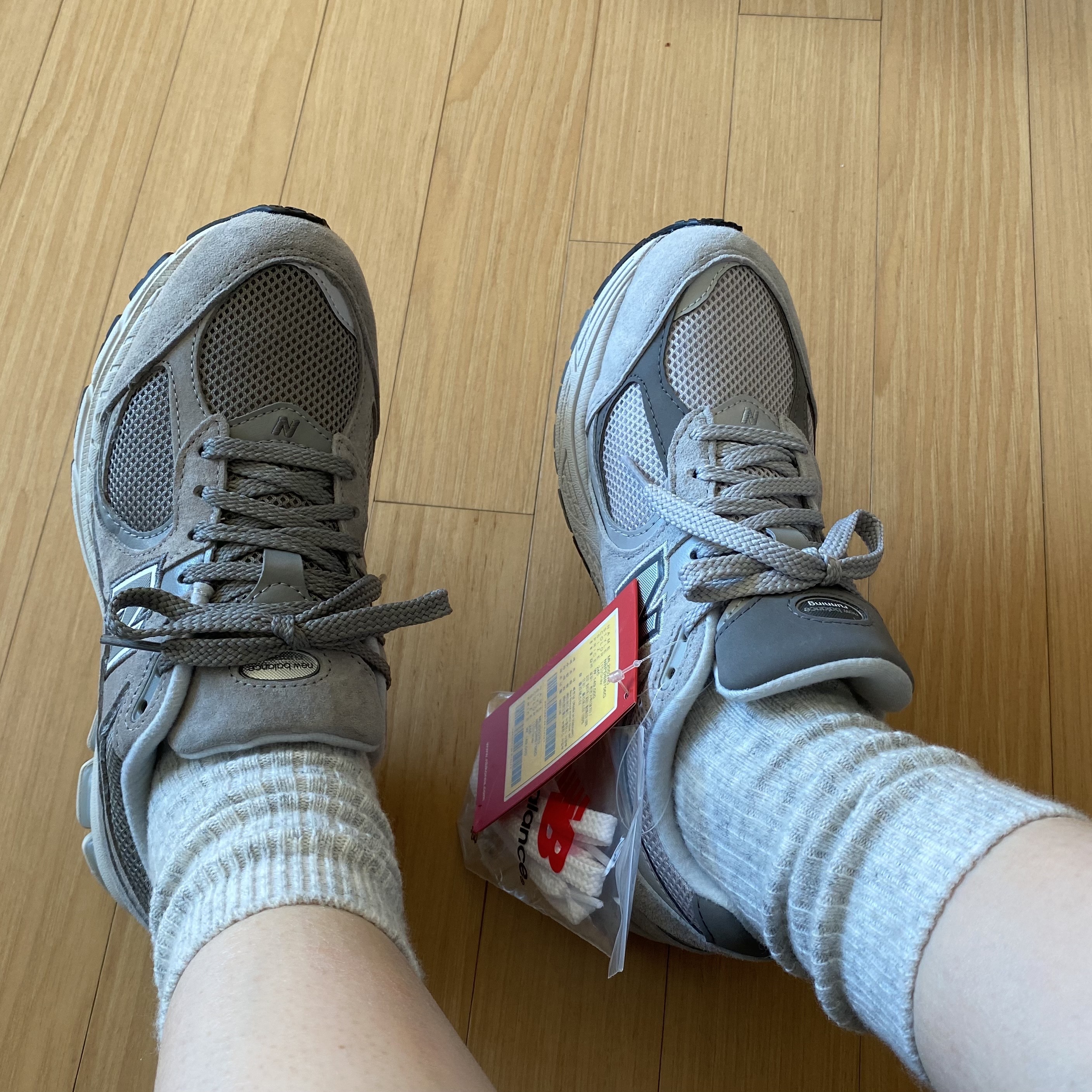New Balance 2002R Grey, New Balance 2002R T2 Gray 착용 스타일 - 4