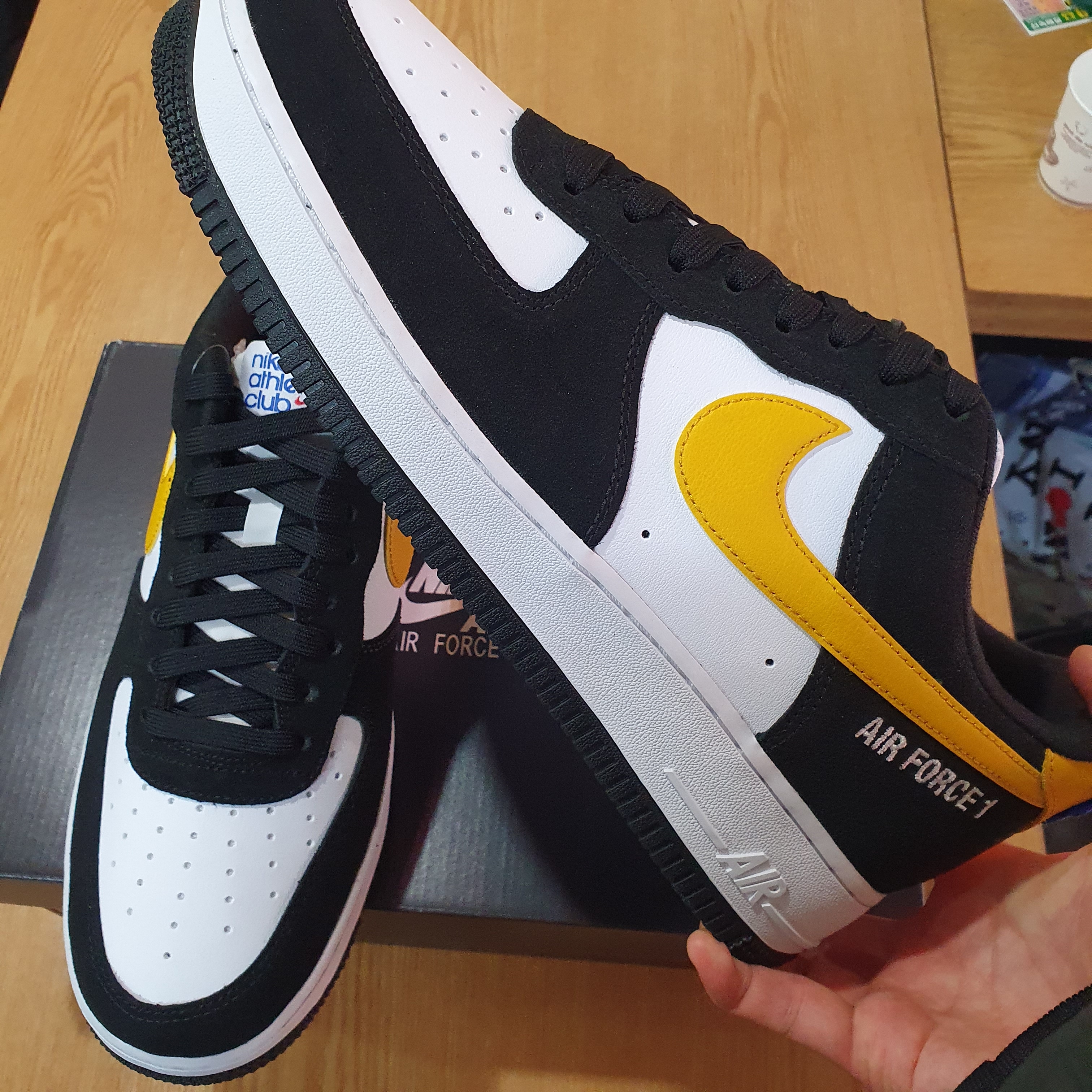 Nike Air Force 1 '07 LV8 Athletic Club Black Dark Sulfur 착용 스타일 - 4