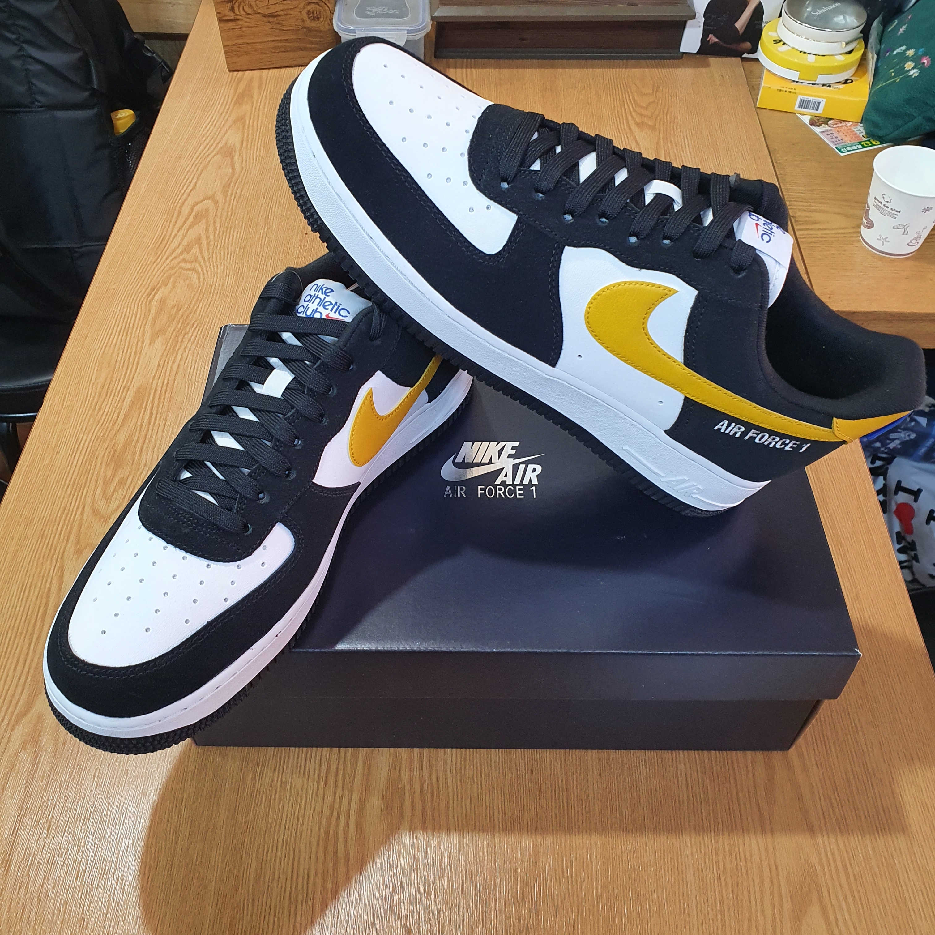 Nike Air Force 1 '07 LV8 Athletic Club Black Dark Sulfur 착용 스타일 - 1