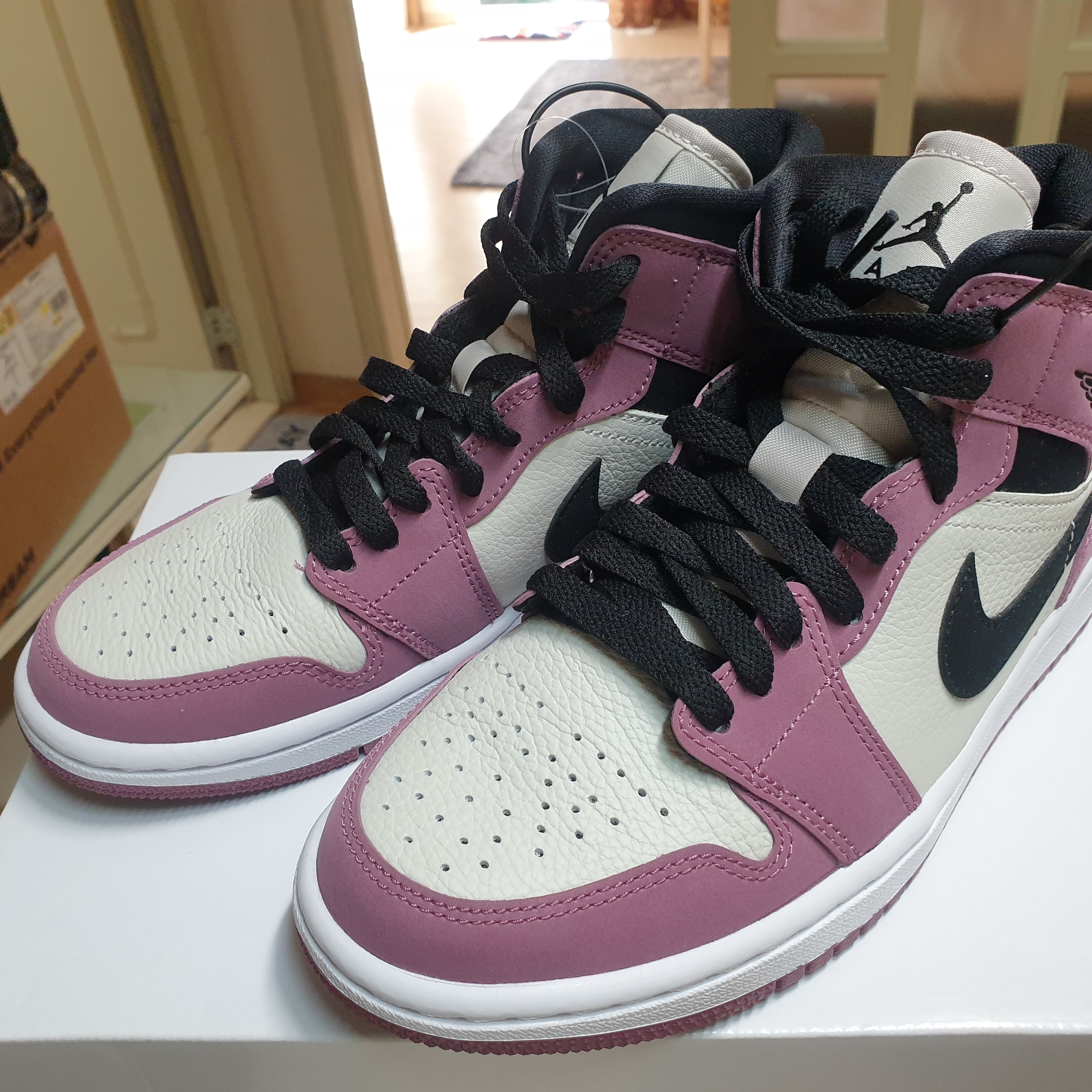 (W) Jordan 1 Mid SE Light Mulberry 착용 스타일 - 1