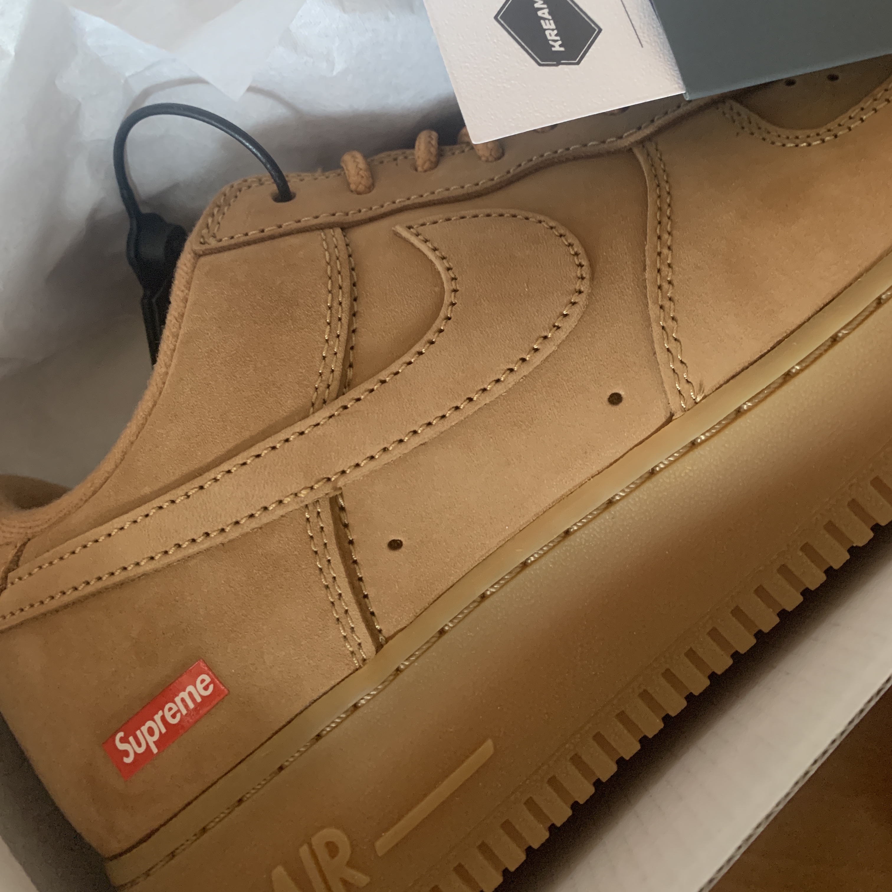 Nike x Supreme Air Force 1 Low Flax 착용 스타일