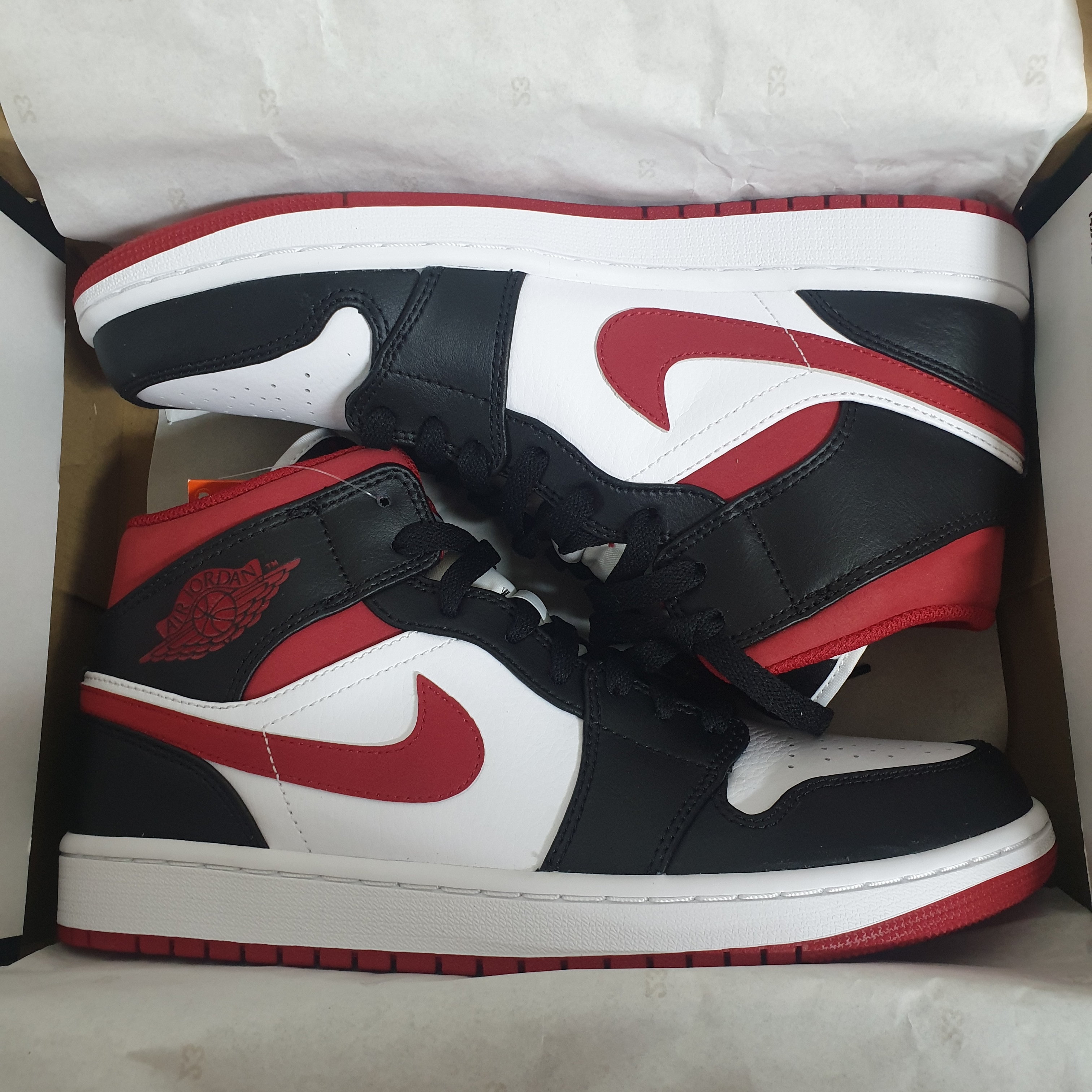 Jordan 1 Mid Gym Red Black White 착용 스타일