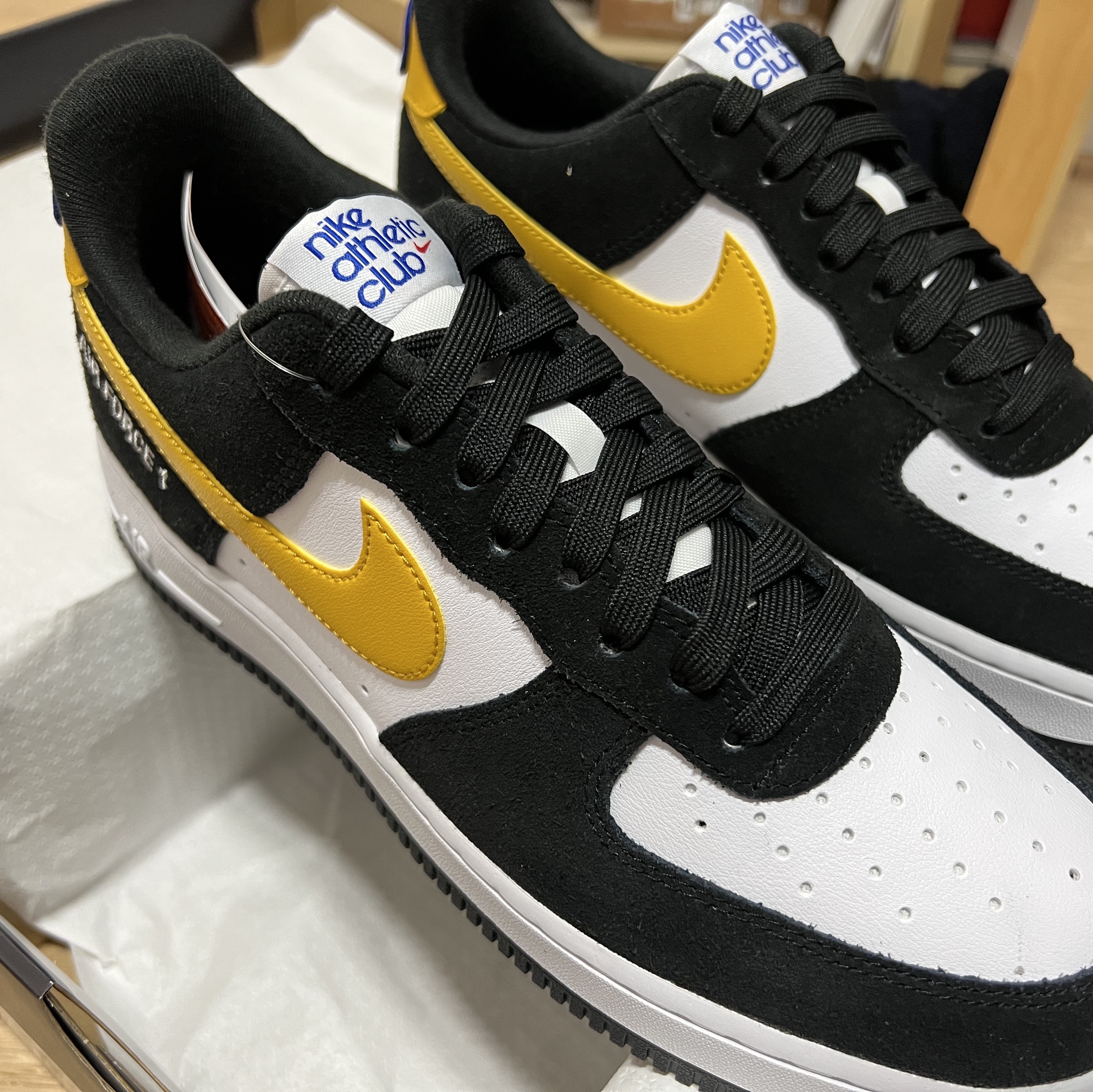 Nike Air Force 1 '07 LV8 Athletic Club Black Dark Sulfur 착용 스타일 - 1