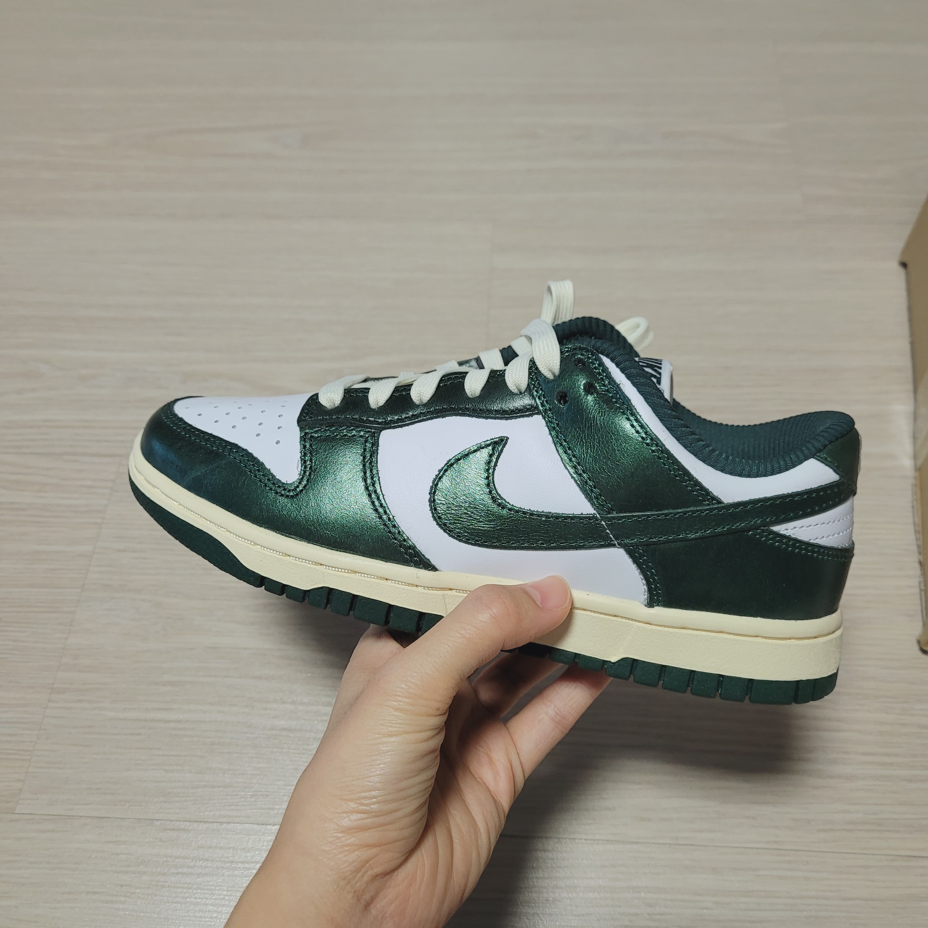 (W) Nike Dunk Low Vintage Green 착용 스타일 - 2
