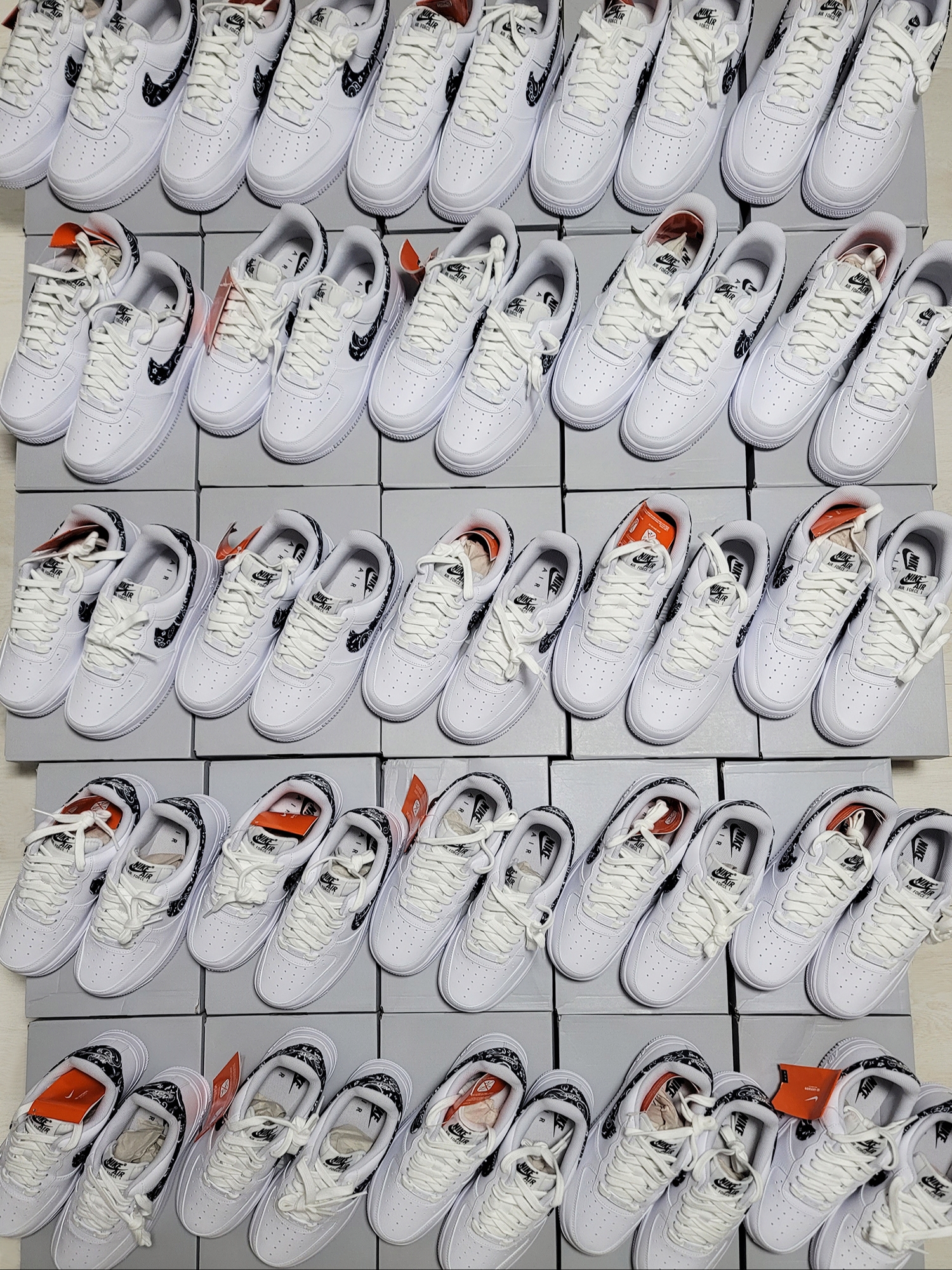 (W) Nike Air Force 1 '07 Essential Paisley Swoosh White Black 착용 스타일 - 1