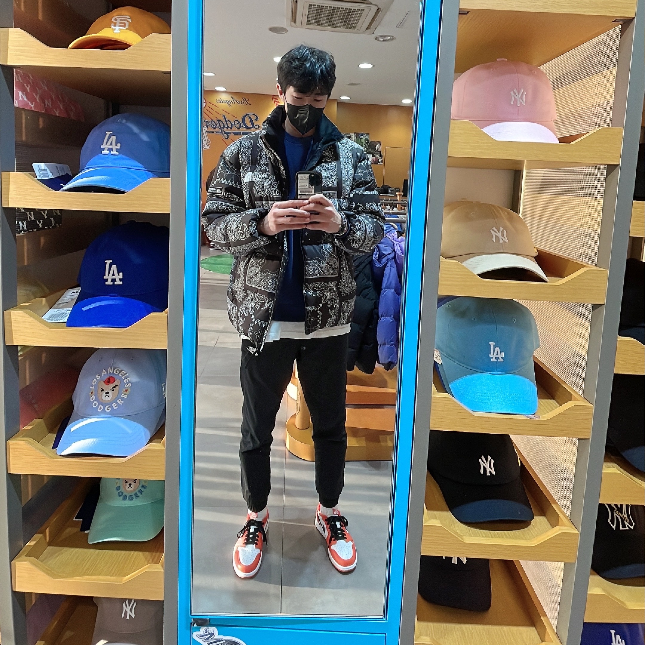 Jordan 1 Low OG Starfish, The North Face Novelty Lofty Down Jacket Real Black 착용 스타일