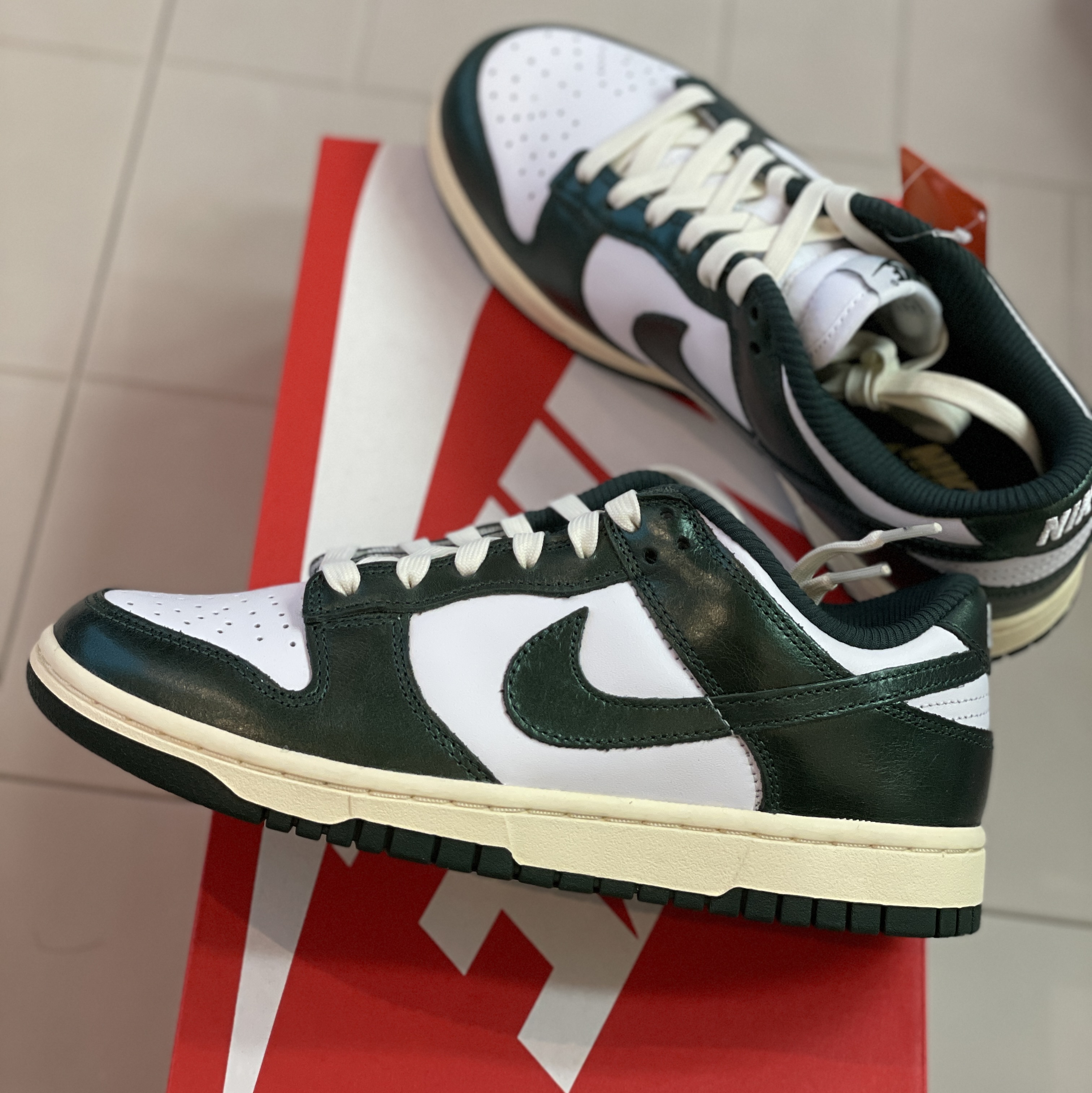 (W) Nike Dunk Low Vintage Green 착용 스타일 - 3