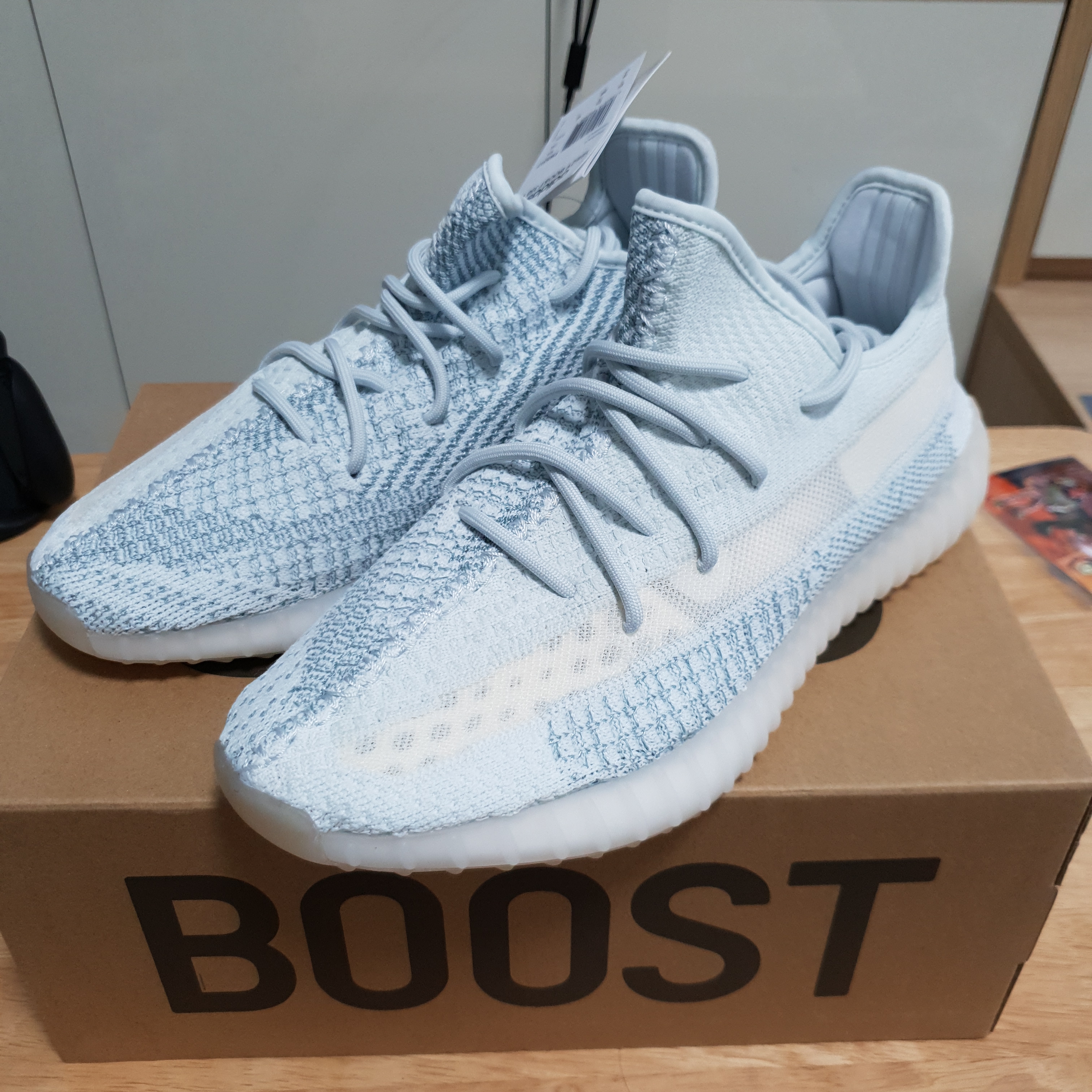 Adidas Yeezy Boost 350 V2 Cloud White - Reflective 착용 스타일 - 1