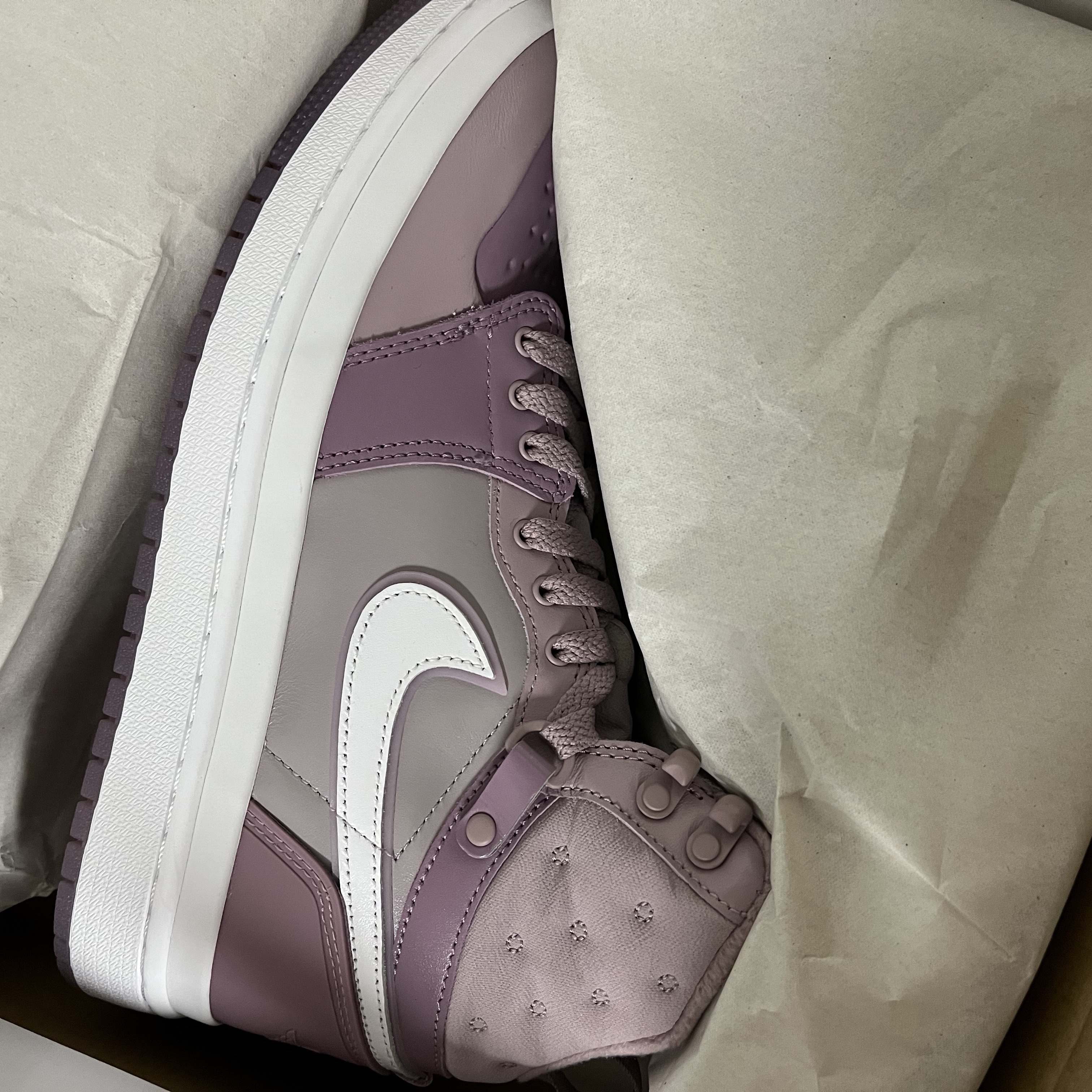 (W) Jordan 1 Acclimate Plum White 착용 스타일 - 2
