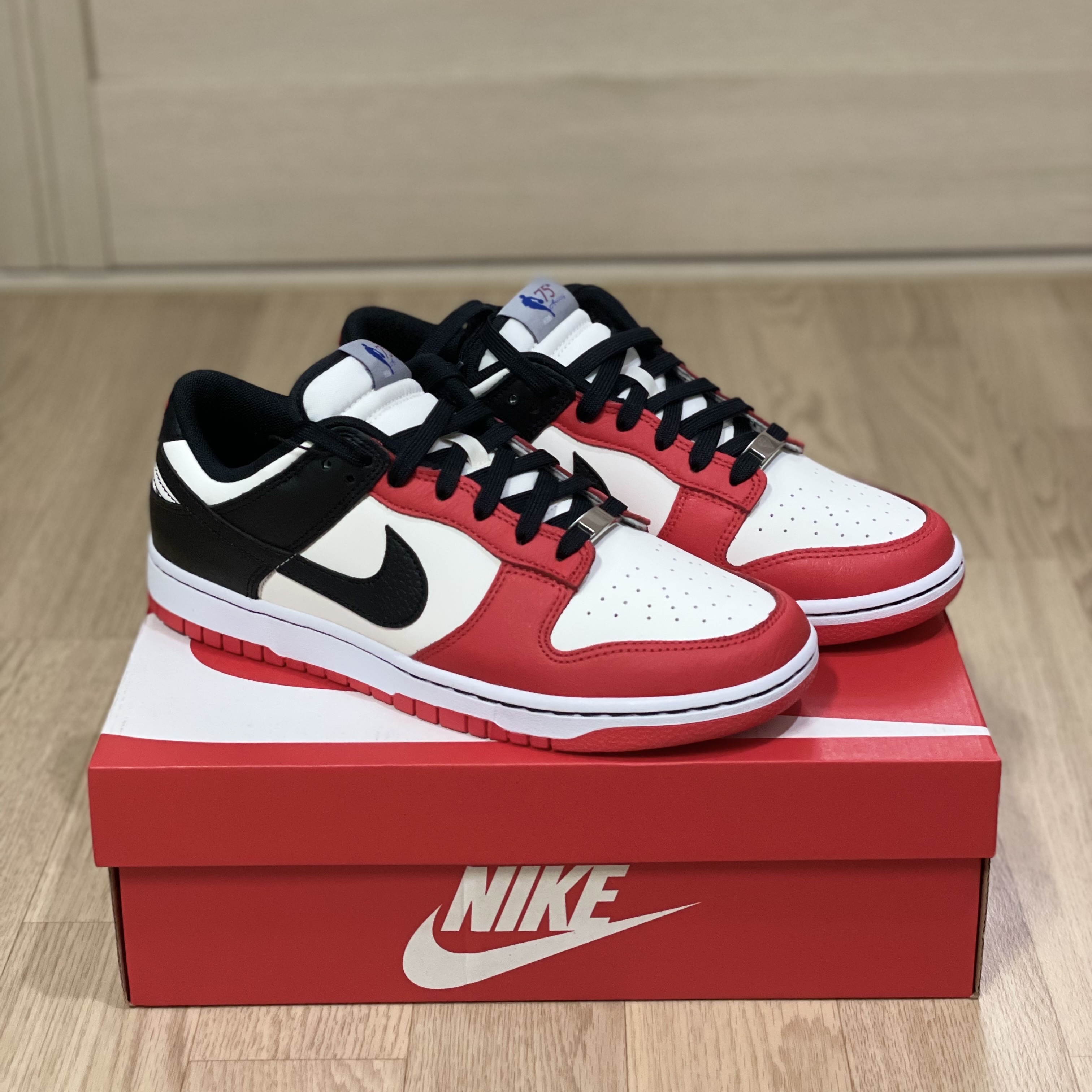 Nike x NBA Dunk Low Retro EMB Black and Chile Red 착용 스타일 - 2