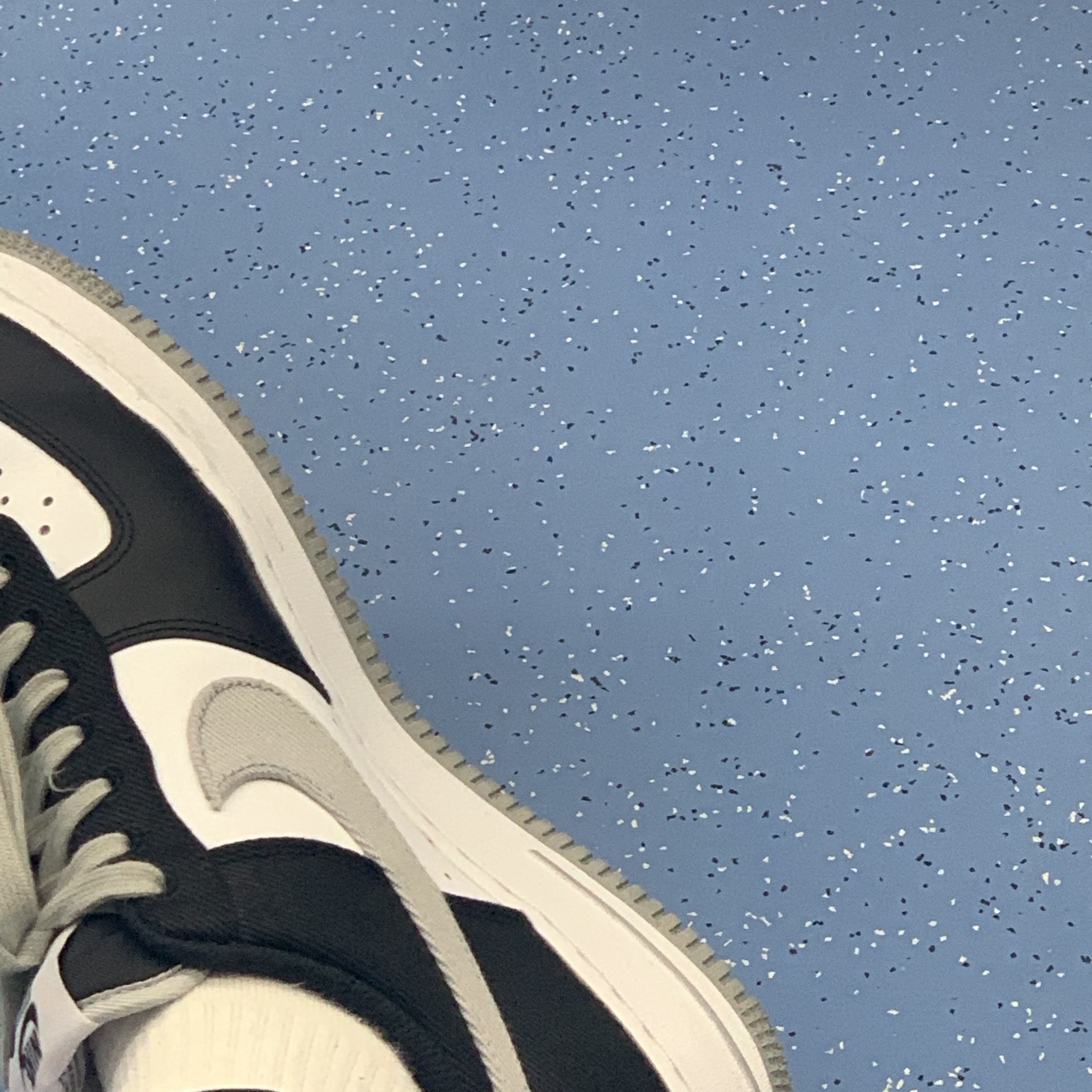 Nike Air Force 1 '07 LV8 EMB Black Silver 착용 스타일 - 3