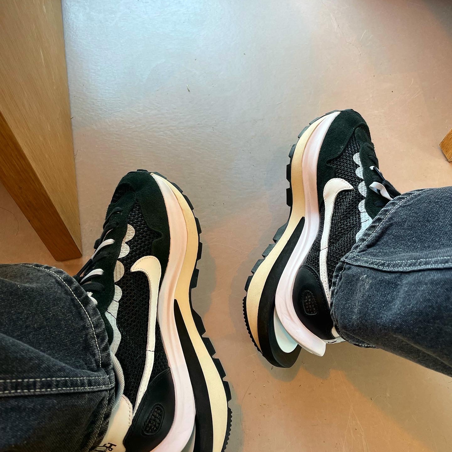 Nike x Sacai VaporWaffle Black White 착용 스타일 - 3