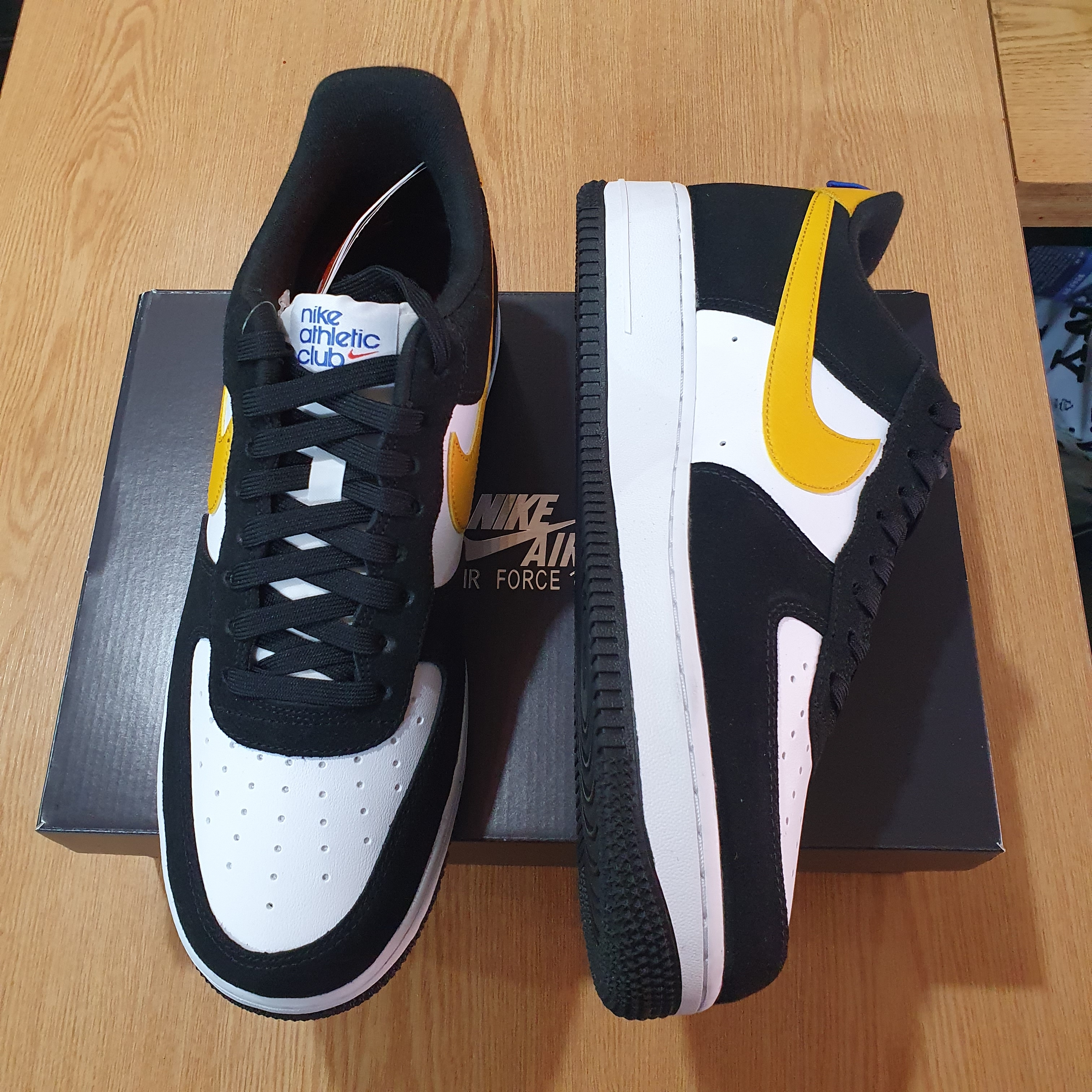 Nike Air Force 1 '07 LV8 Athletic Club Black Dark Sulfur 착용 스타일 - 3