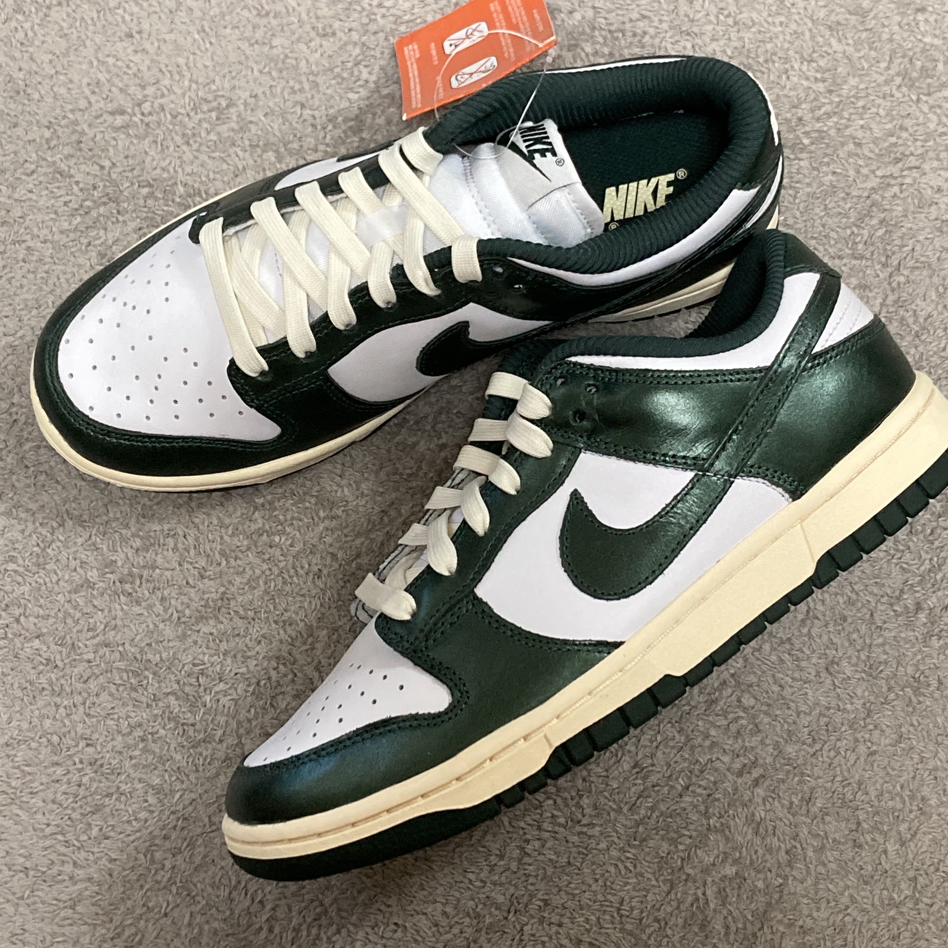 (W) Nike Dunk Low Vintage Green 착용 스타일 - 1