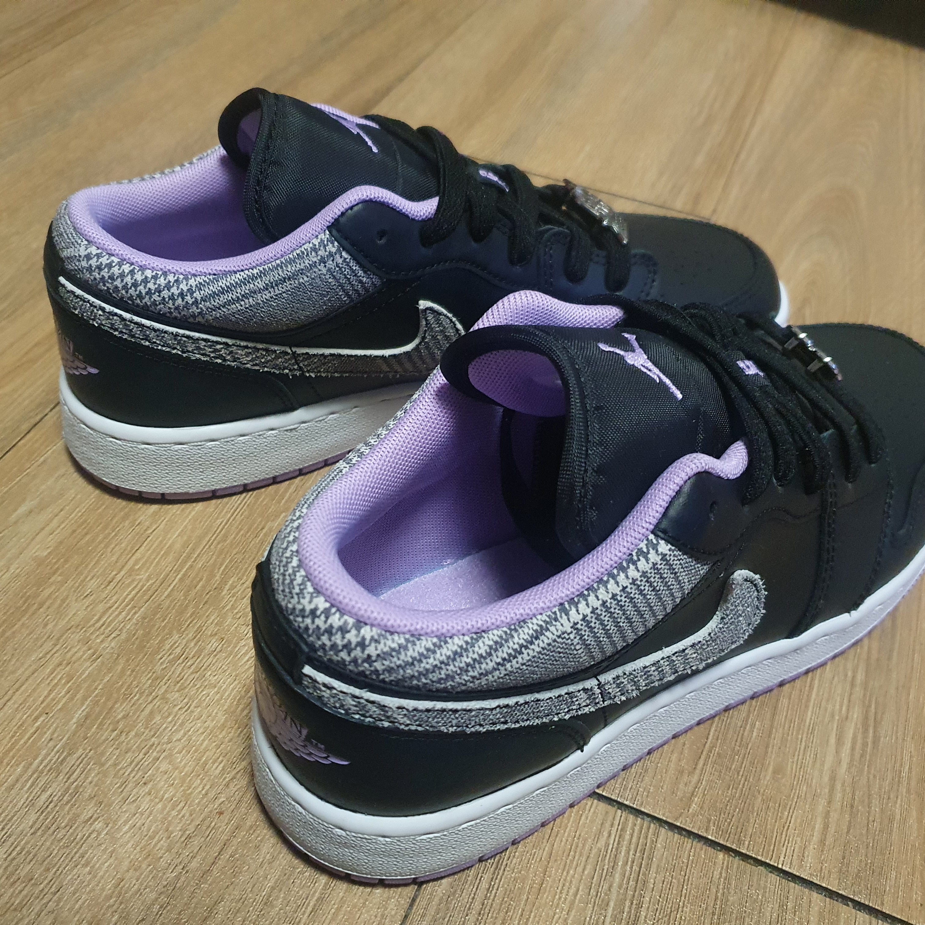 (GS) Jordan 1 Low SE Black Lilac 착용 스타일 - 2