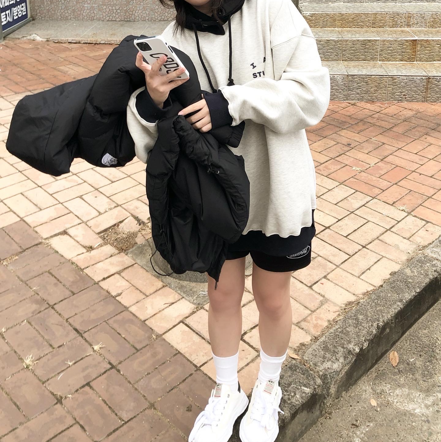 Maison Mihara Yasuhiro Blakey OG Sole Canvas Low-top Sneakers White, IAB Studio Sweatshirt Oatmeal Navy 착용 스타일 - 2