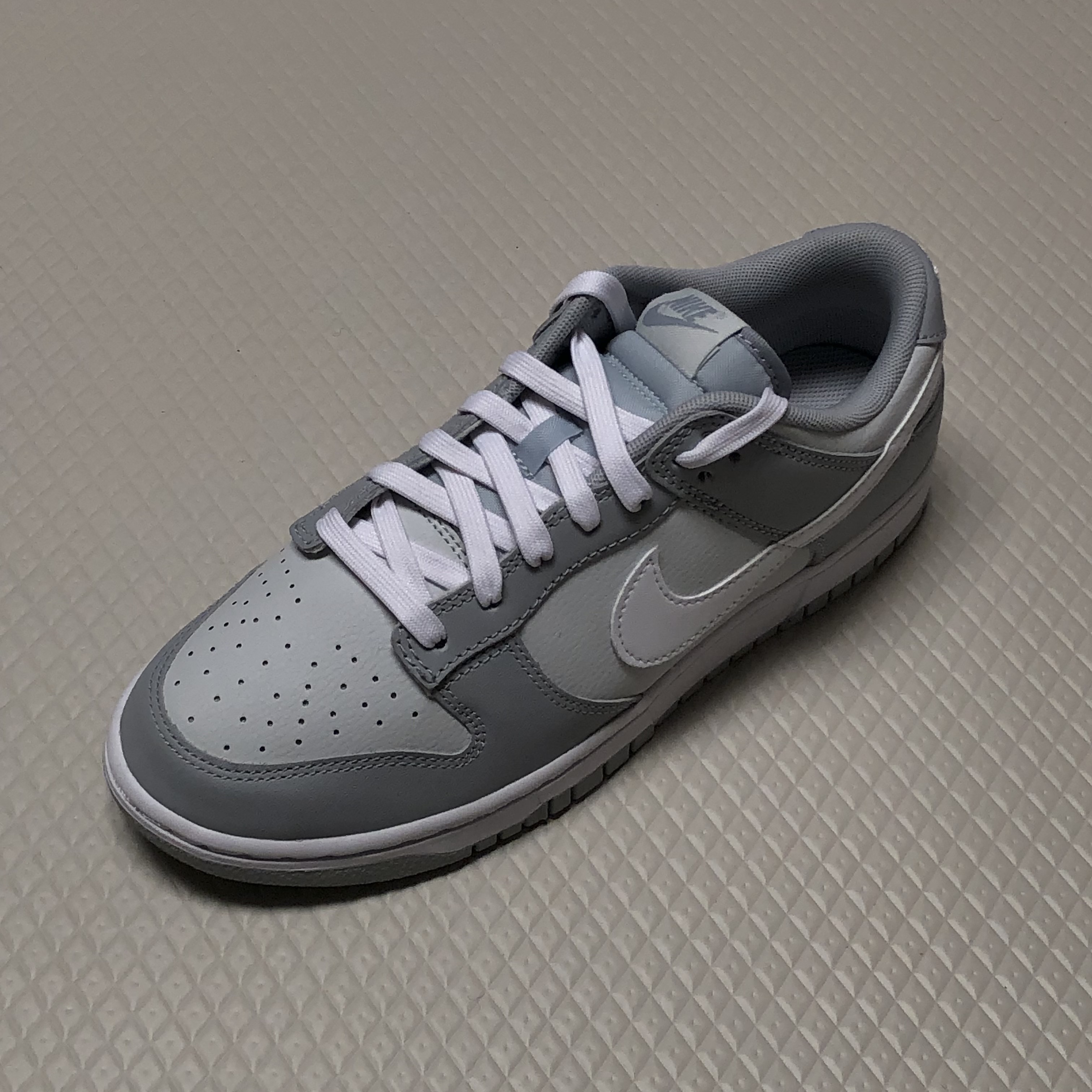 Nike Dunk Low Retro Wolf Grey 착용 스타일 - 4