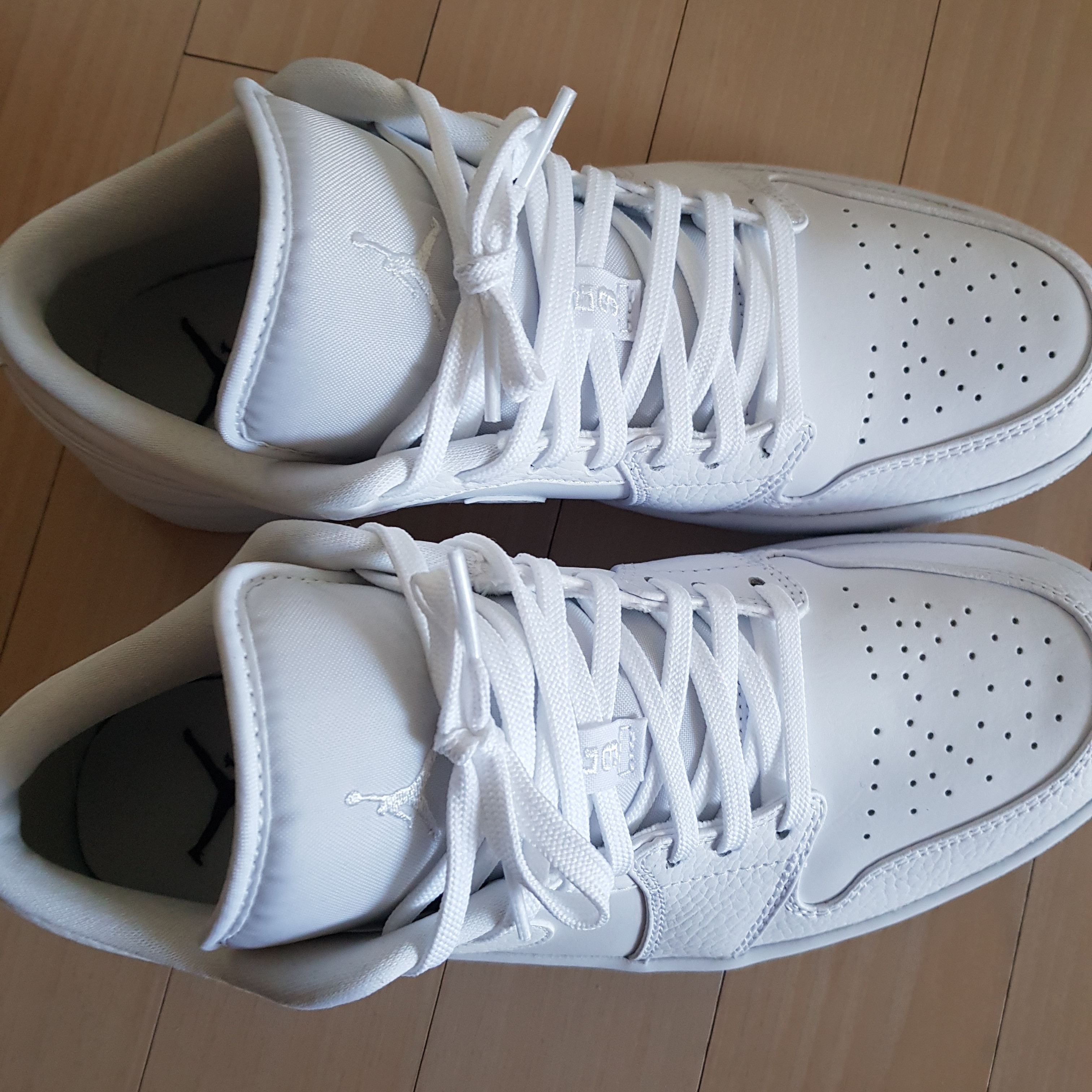 Jordan 1 Low Triple White Tumbled Leather 2020 착용 스타일 - 1