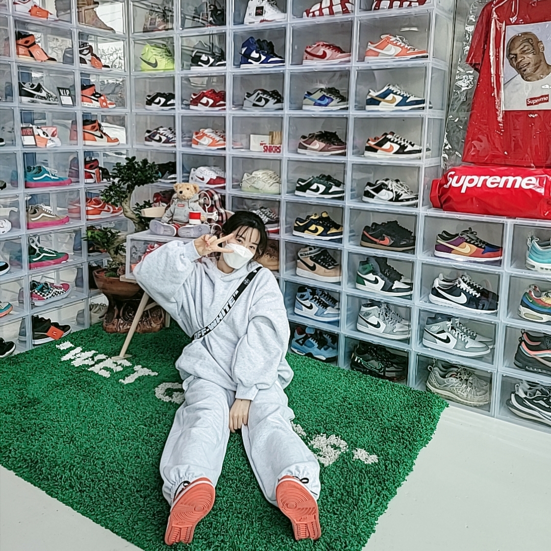 (W) Jordan 1 Low OG Starfish, Off-White x Amore Pacific Protection Box (Without Cosmetics) 착용 스타일 - 1