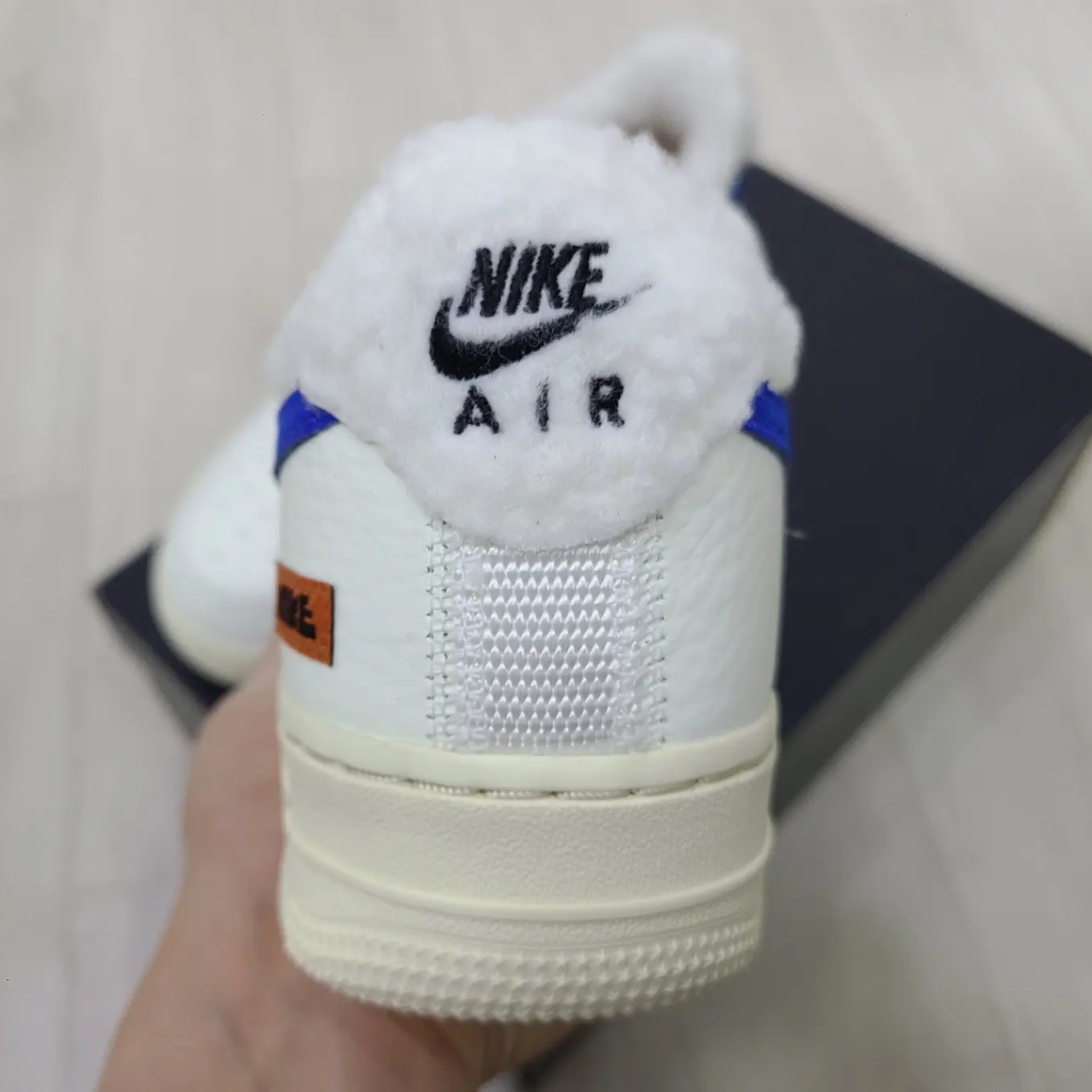 (W) Nike Air Force 1 '07 Sherpa Fleece 착용 스타일 - 3