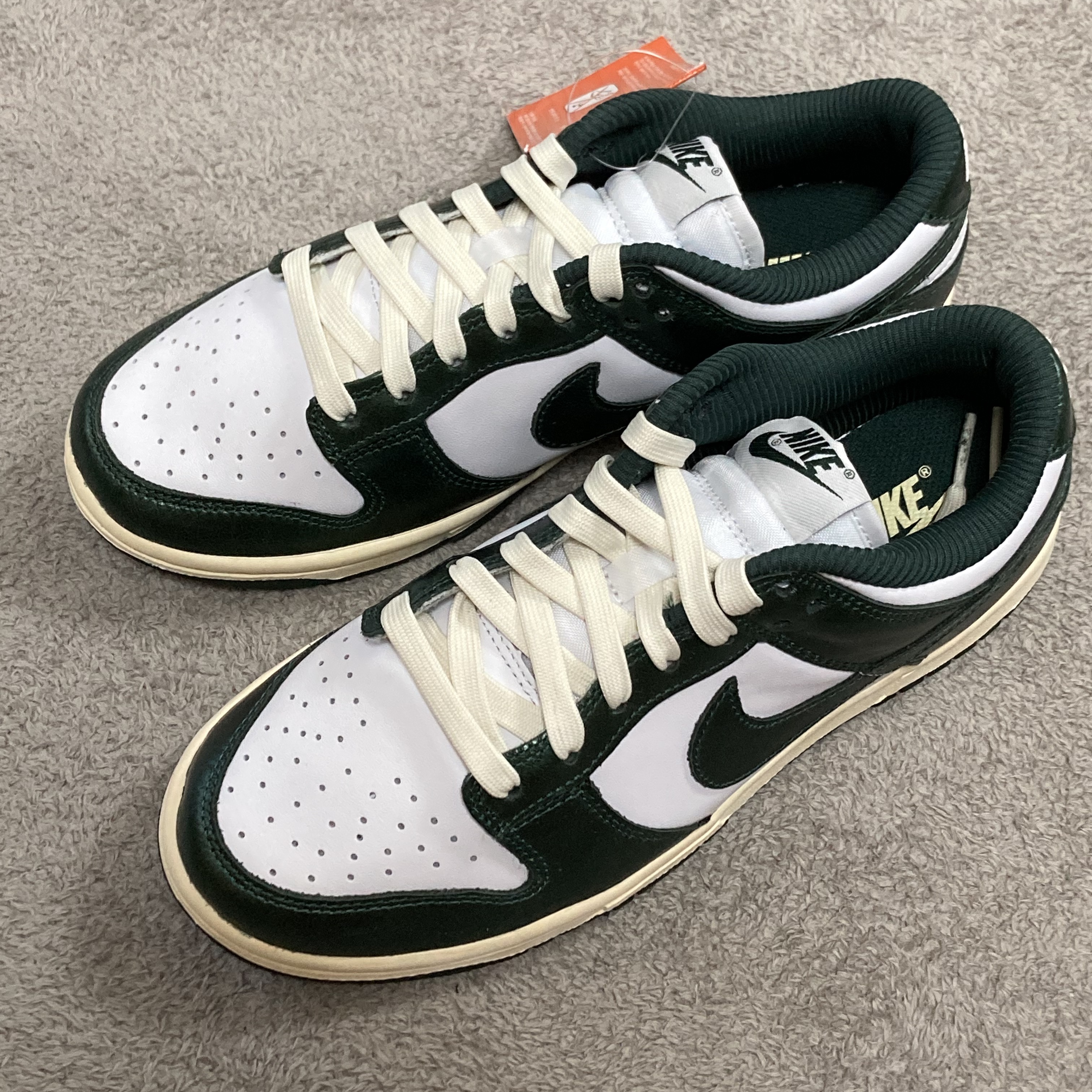 (W) Nike Dunk Low Vintage Green 착용 스타일 - 2